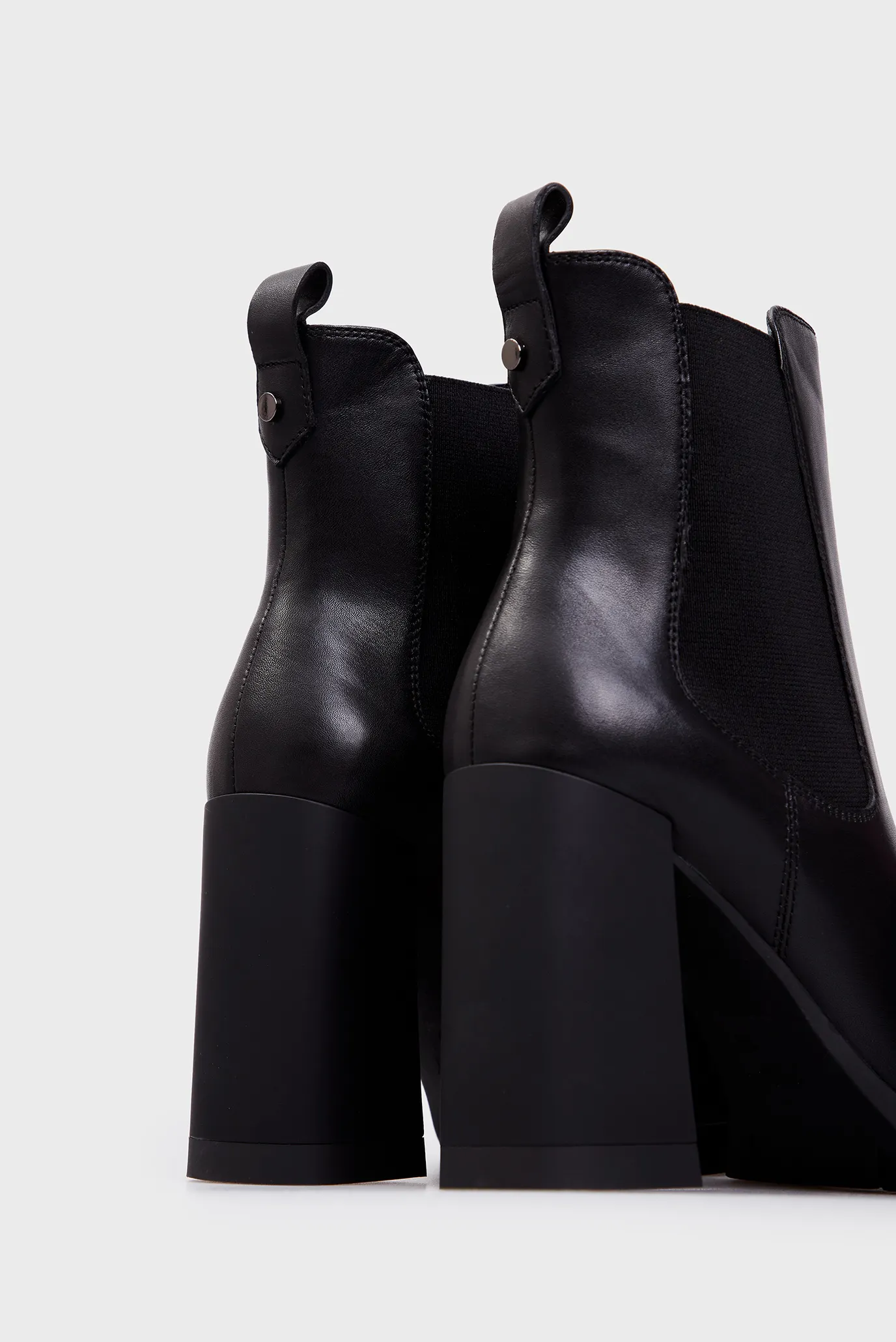Женские черные кожаные ботильоны Teya 2