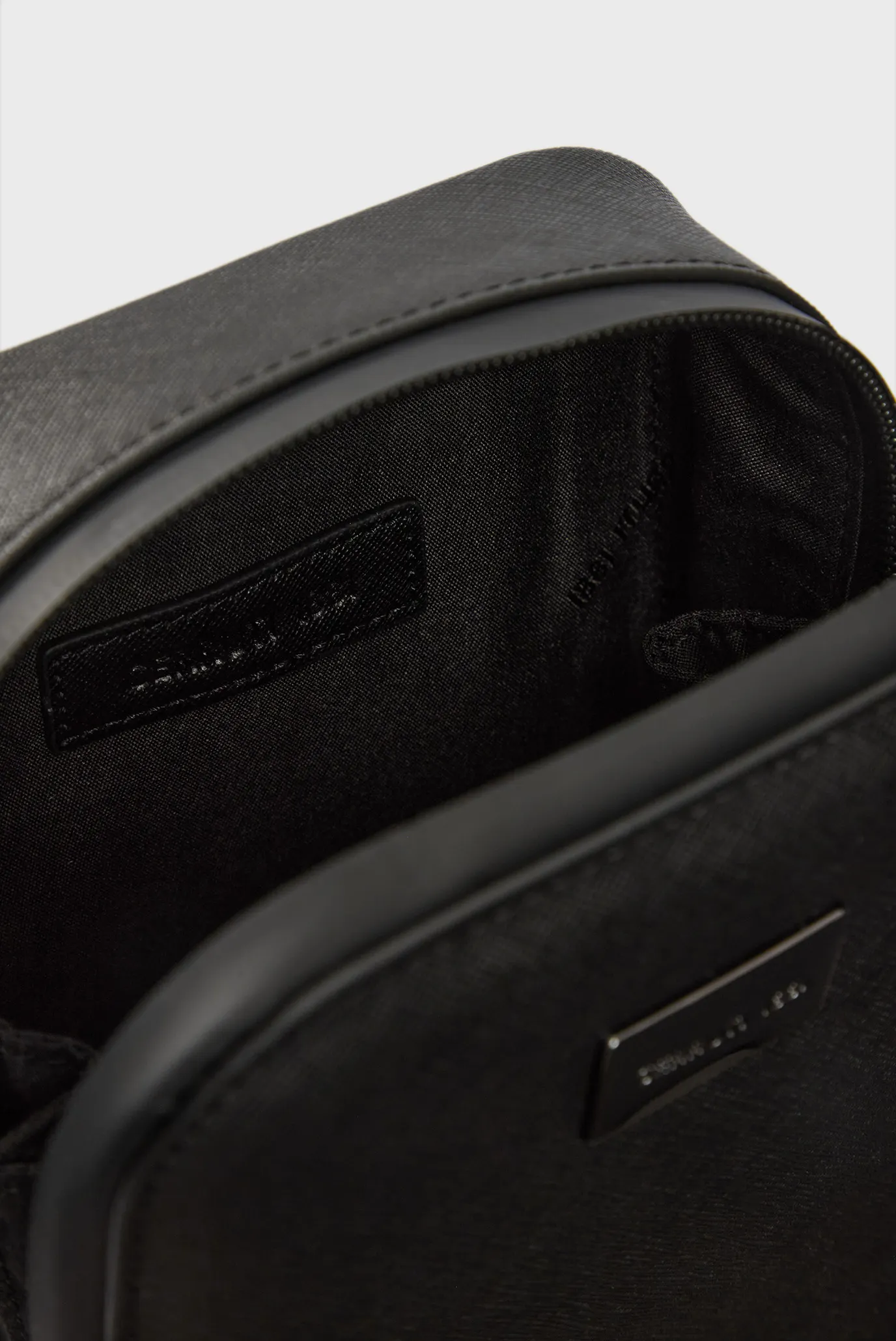 Чоловіча чорна шкіряна сумка VIN BODYBAG 2