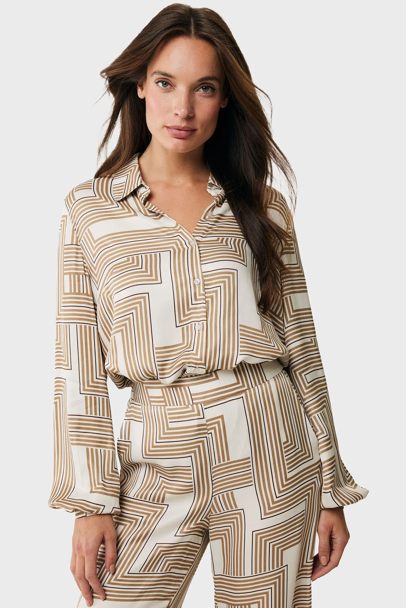 Жіноча бежева блуза з візерунком Graphic blouse 1