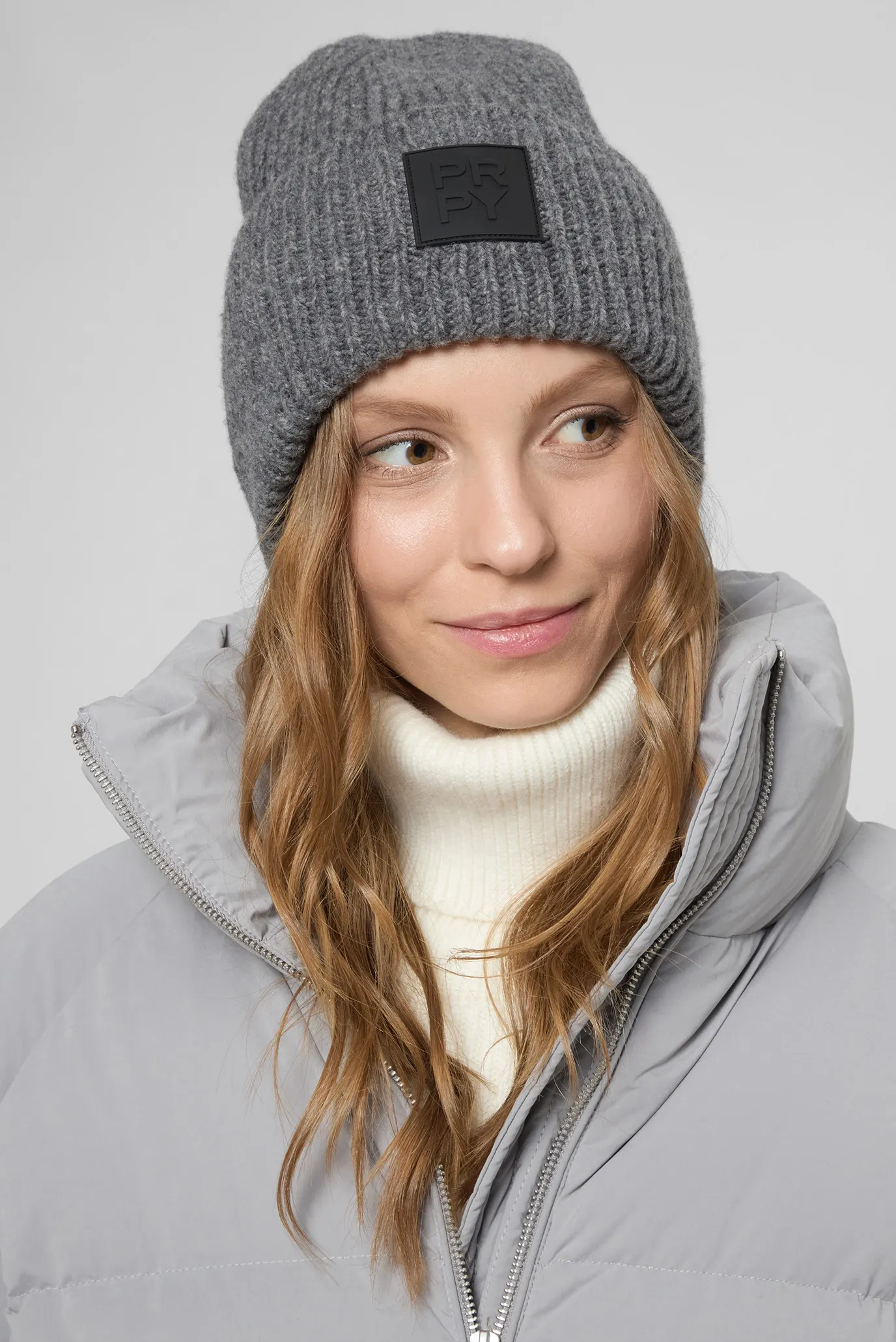 Жіноча сіра вовняна шапка Marla 2
