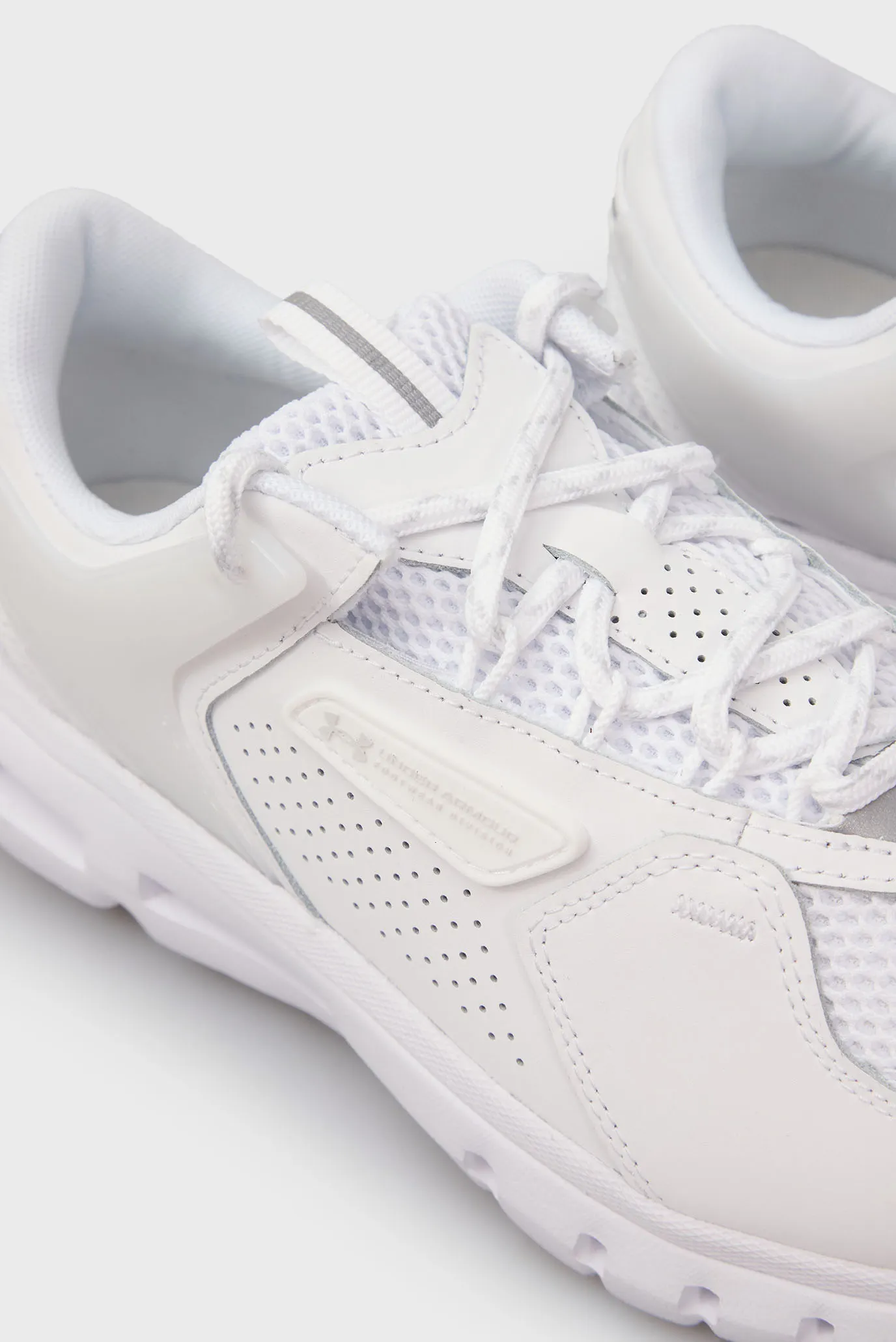 Чоловічі білі кросівки UA Summit Trek 2