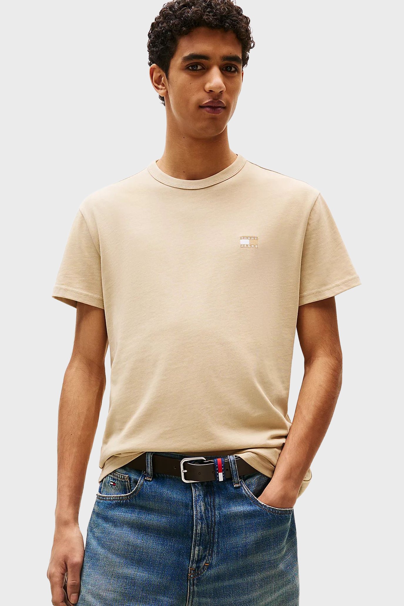 Мужская бежевая футболка TJM REG BADGE Бежевый XL Tommy Jeans DM0DM20322 Мужская бежевая футболка TJM REG BADGE Бежевый XL Tommy Jeans DM0DM20322