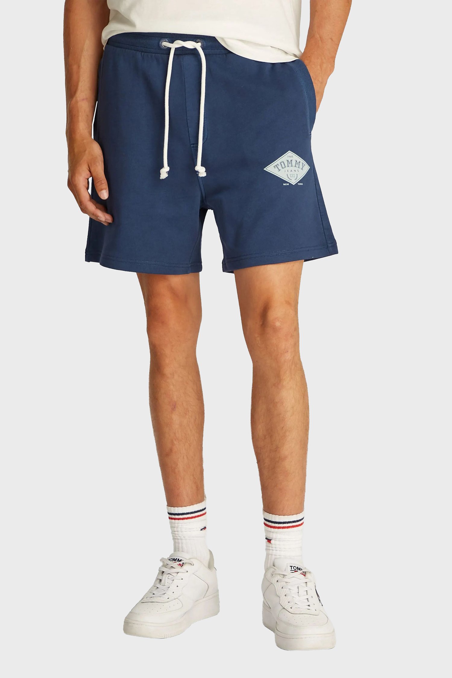 Мужские темно-синие шорты REG VARSITY GRAPHICS Синий XL Tommy Jeans DM0DM20936 Мужские темно-синие шорты REG VARSITY GRAPHICS Синий XL Tommy Jeans DM0DM20936