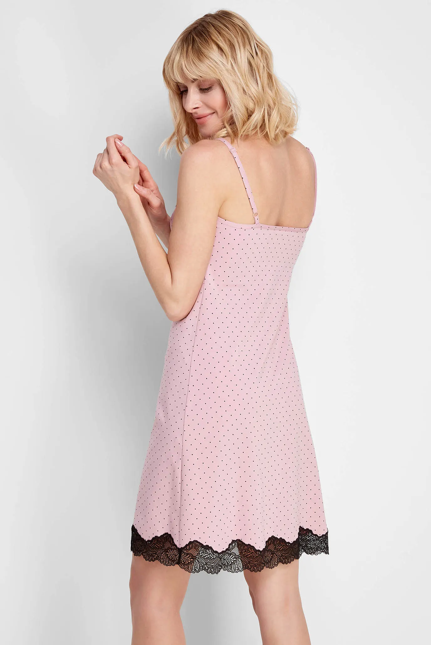 Женская розовая ночная рубашка в горошек 3