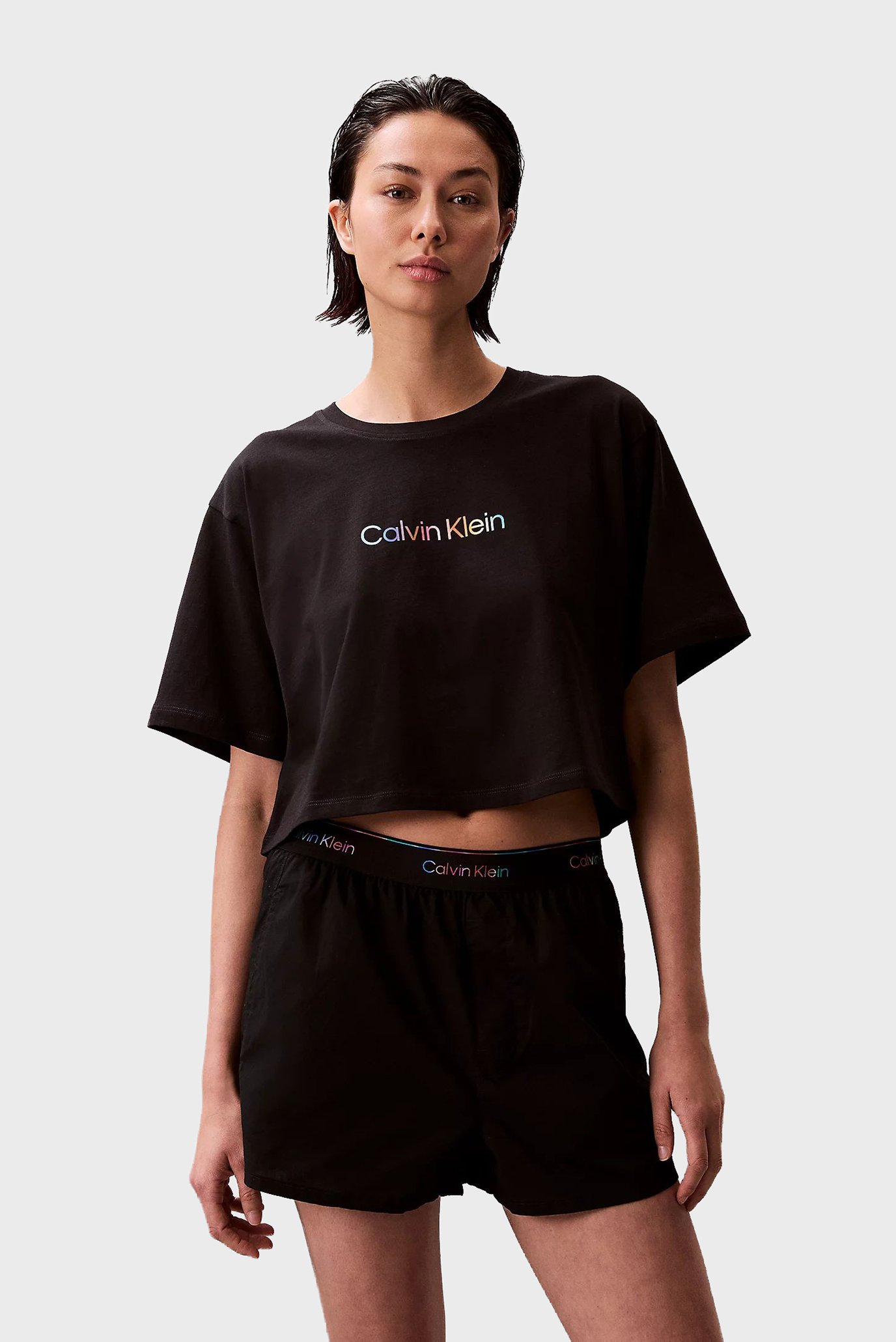 Женская черная футболка COTTON BOXY CROP PRIDE Черный M Calvin Klein LV00QS7470 Женская черная футболка COTTON BOXY CROP PRIDE Черный M Calvin Klein LV00QS7470