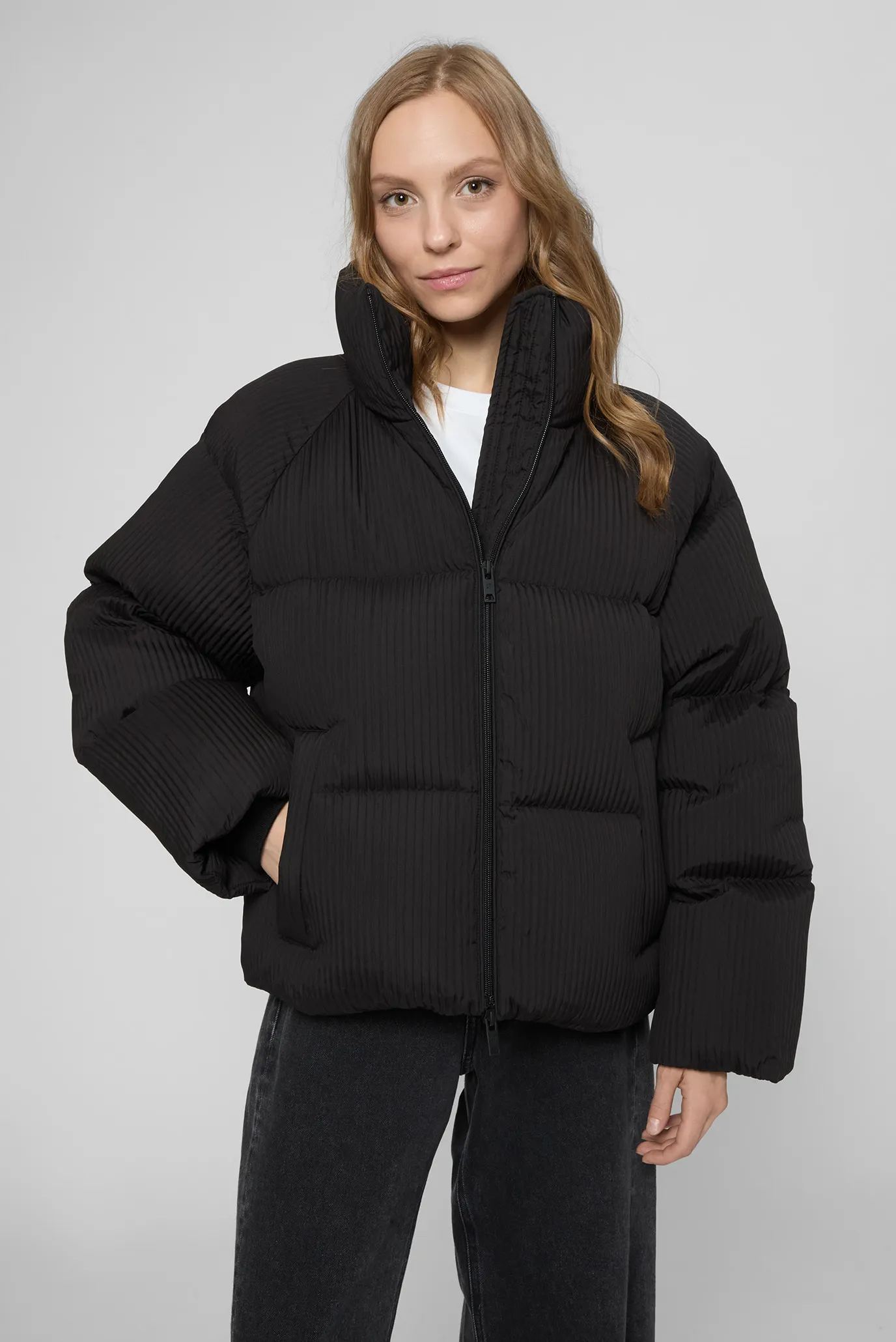 Жіночий чорний пуховик 1