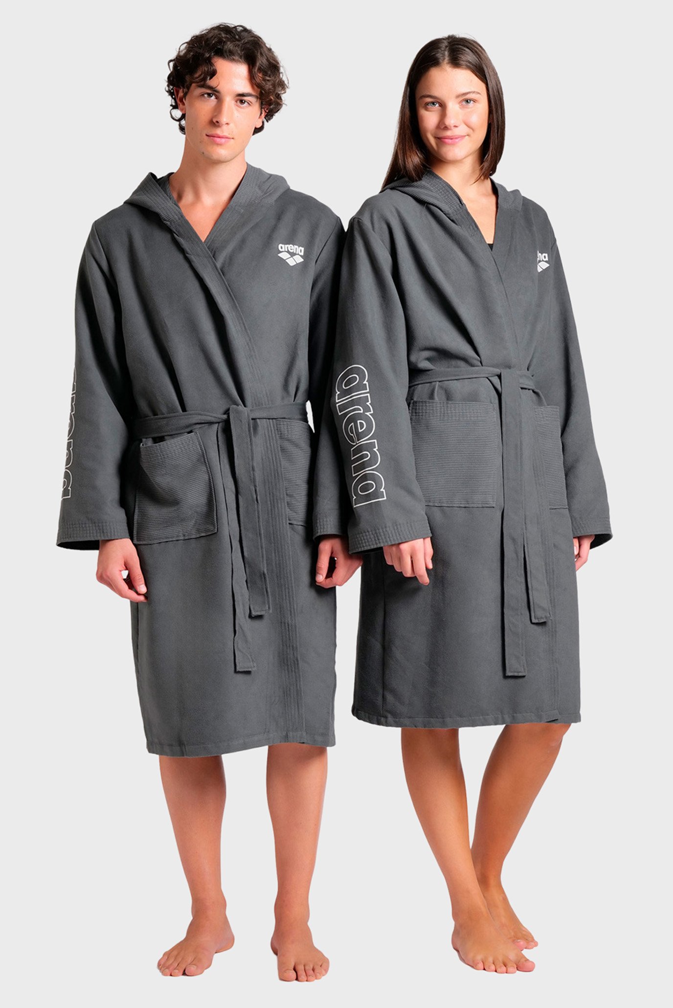 Темно-серый халат ZEAL ROBE (унисекс) Серый XS Arena 009032-510 Темно-серый халат ZEAL ROBE (унисекс) Серый XS Arena 009032-510