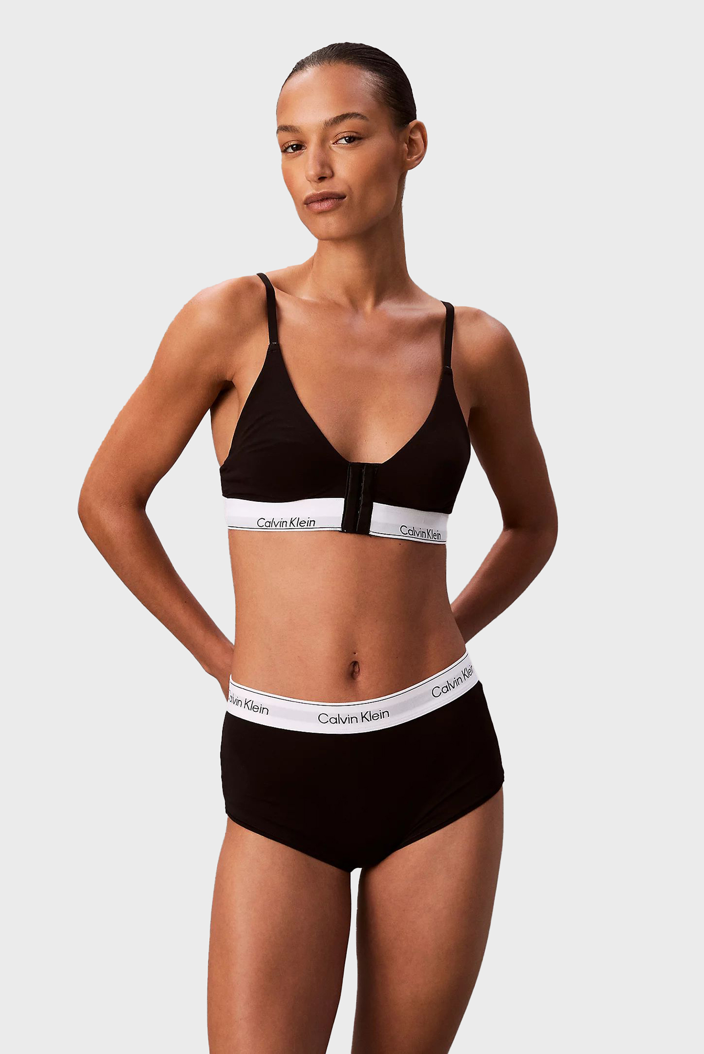Женский черный бюстгальтер LIGHTLY LINED TRIANGLE Черный XS Calvin Klein LV00QF8507 Женский черный бюстгальтер LIGHTLY LINED TRIANGLE Черный XS Calvin Klein LV00QF8507