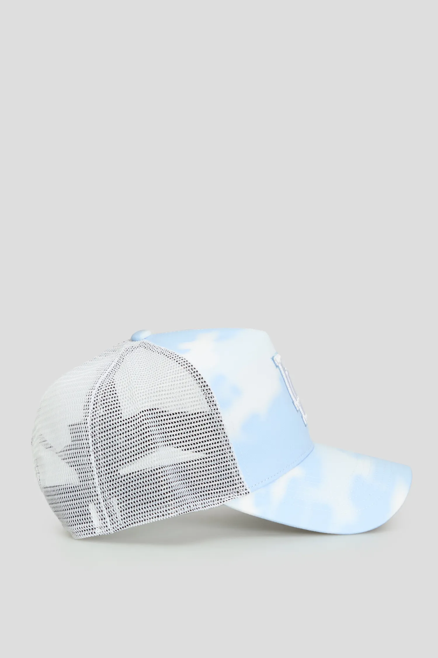 Біла кепка з візерунком 3