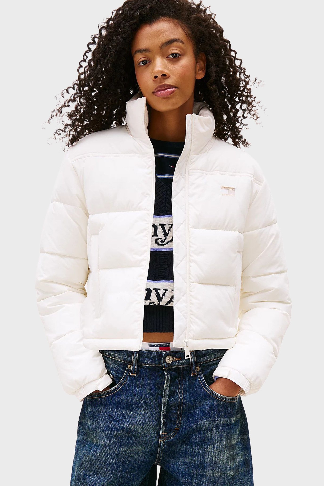 Женская белая куртка TJW FLAG BACK CROP ESS PUFFER Белый M Tommy Jeans DW0DW21620 Женская белая куртка TJW FLAG BACK CROP ESS PUFFER Белый M Tommy Jeans DW0DW21620