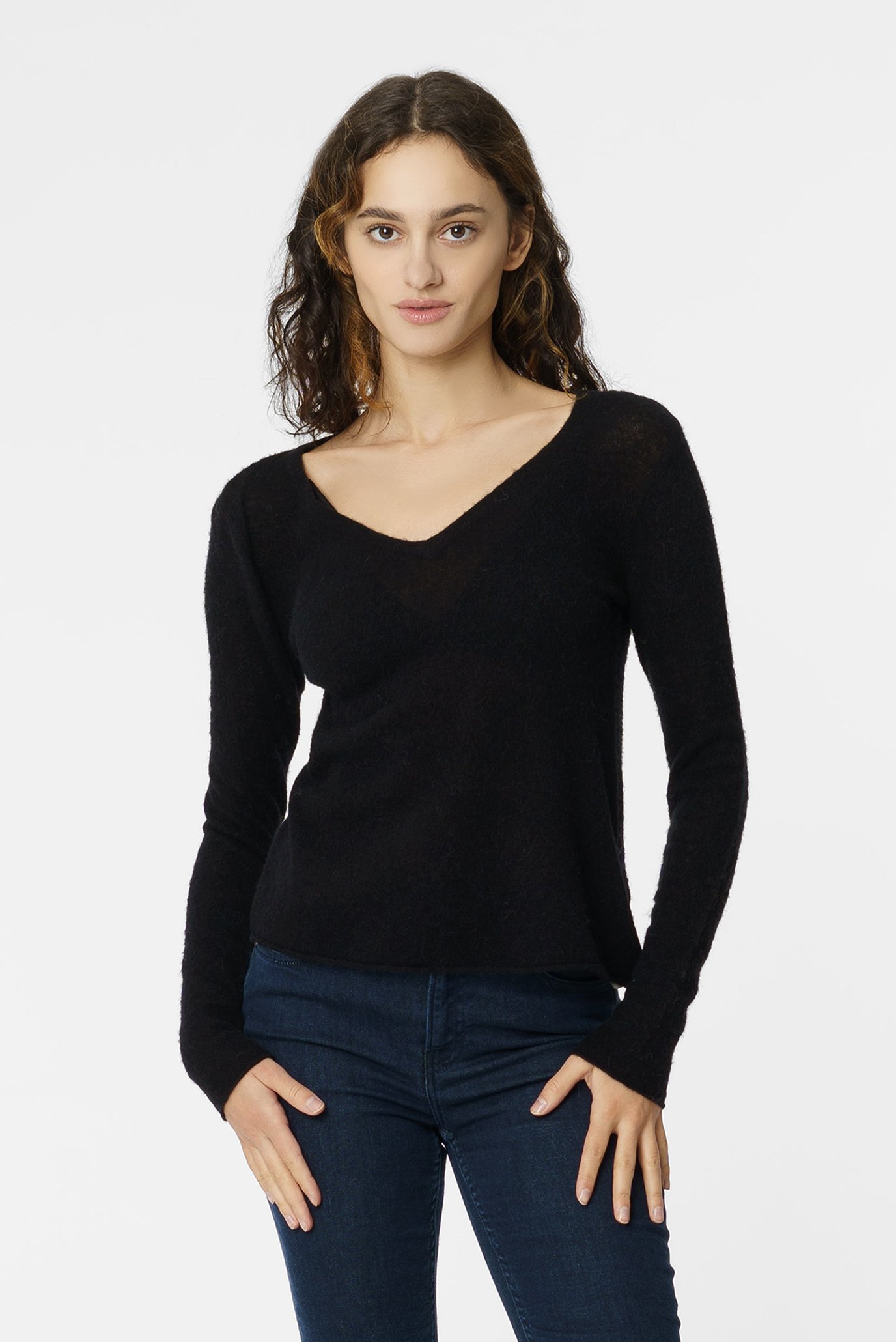 Жіночий чорний вовняний пуловер 1