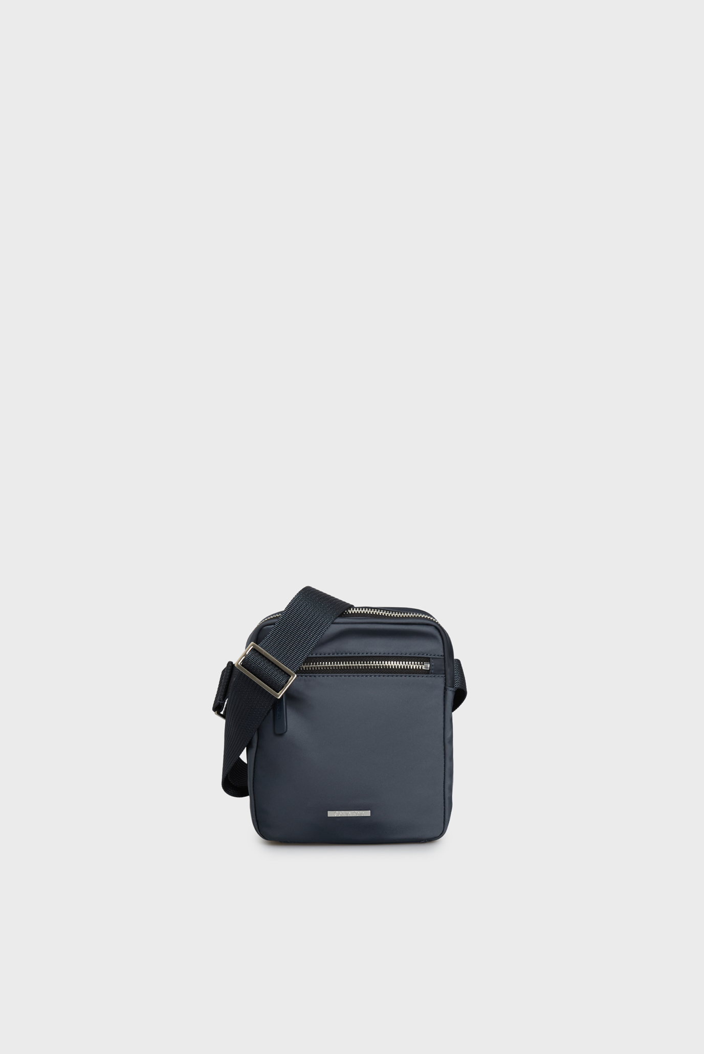 Мужская темно-синяя сумка SLEEK NYLON Синий ONESIZE Calvin Klein LV04D3176G Мужская темно-синяя сумка SLEEK NYLON Синий ONESIZE Calvin Klein LV04D3176G