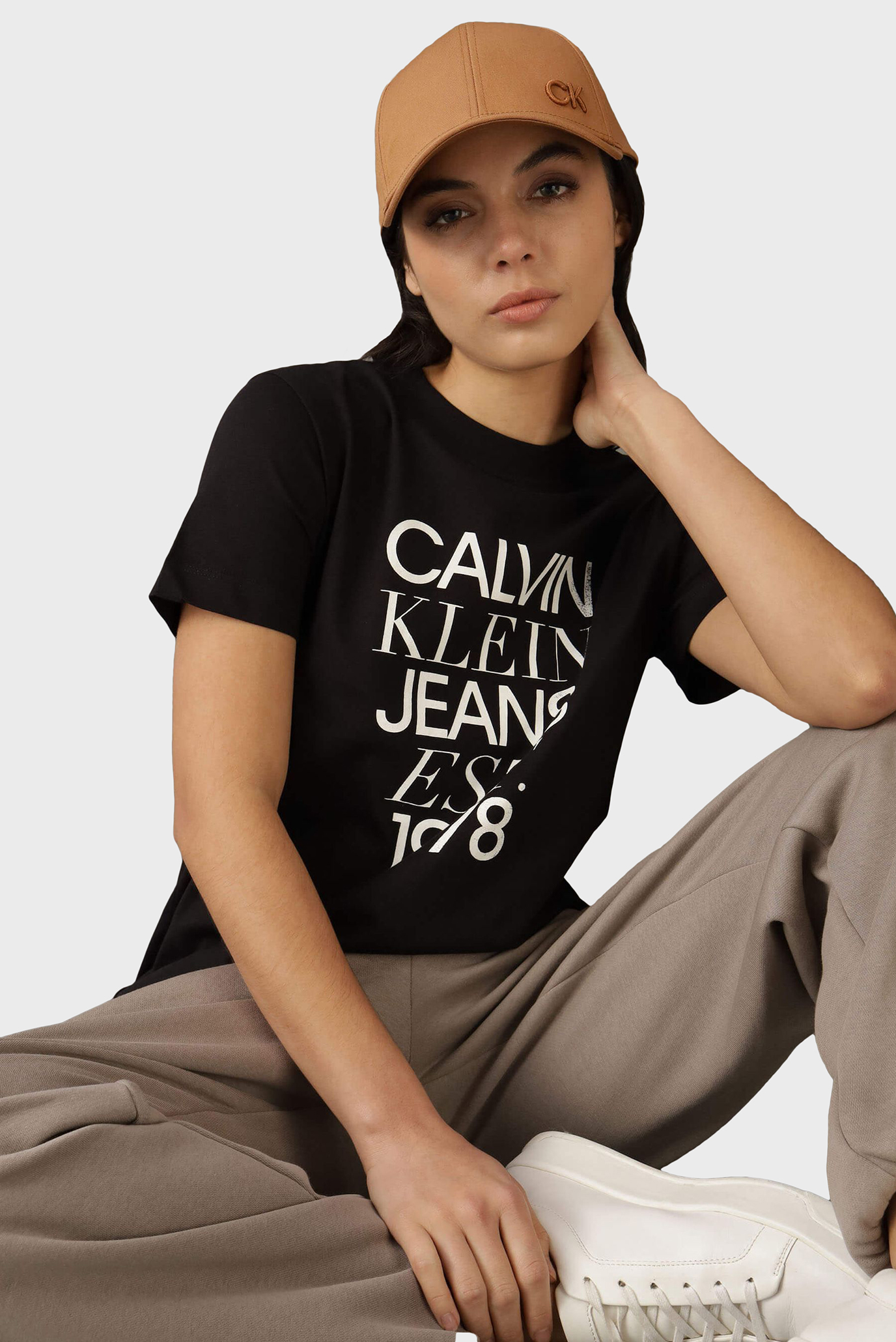 Женская черная футболка MIXED LOGO REGULAR TEE Черный S Calvin Klein Jeans J20J224910 Женская черная футболка MIXED LOGO REGULAR TEE Черный S Calvin Klein Jeans J20J224910