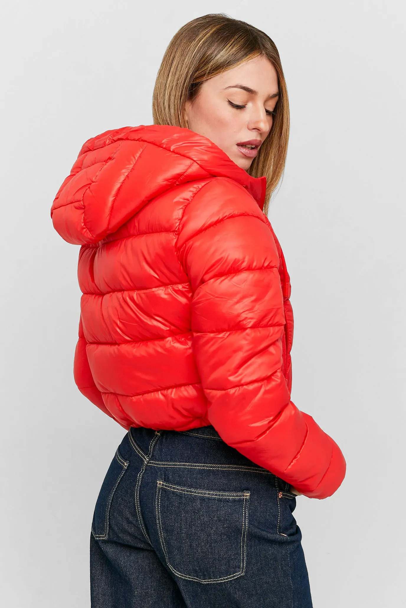 Жіноча червона куртка 2