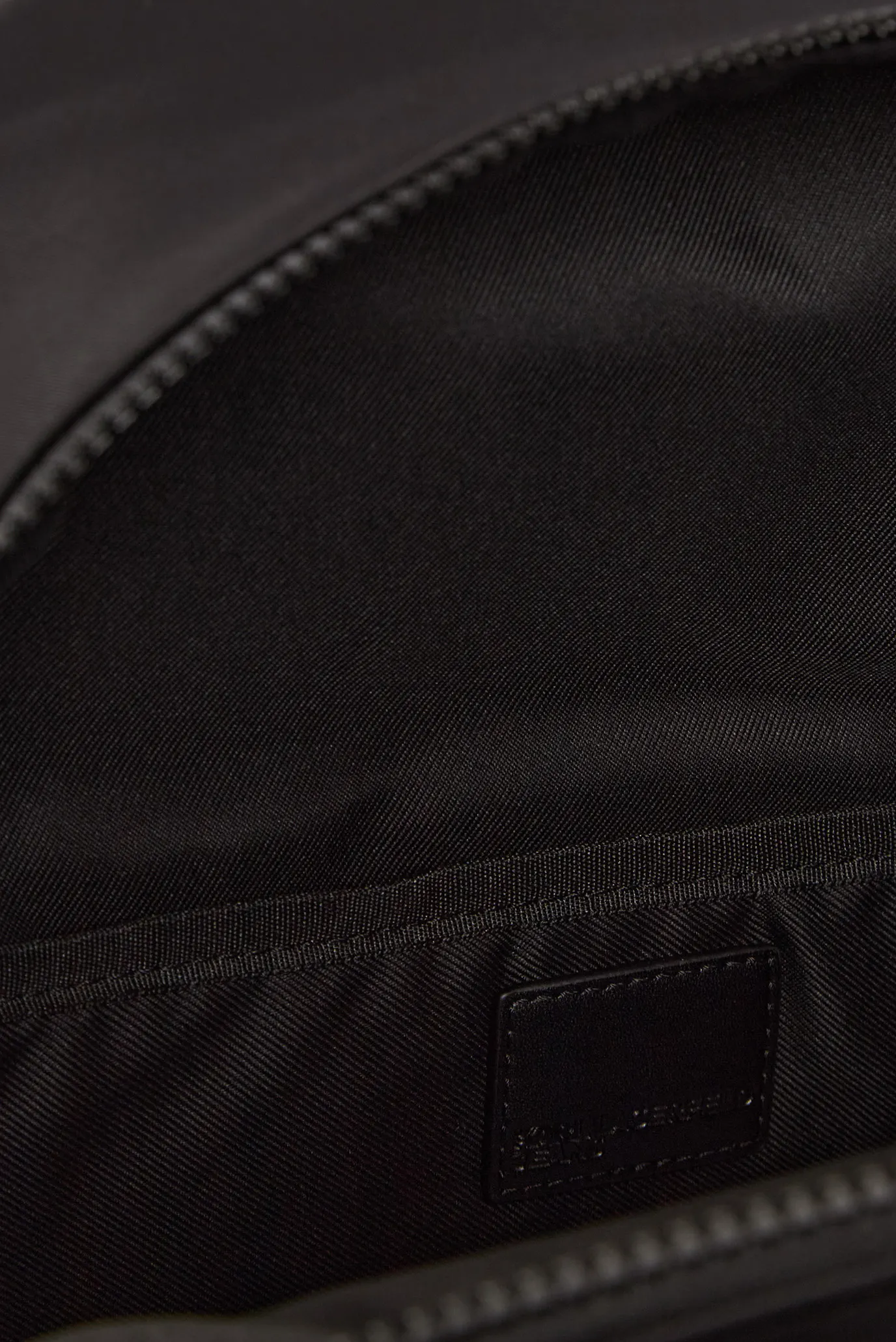 Чоловічий чорний рюкзак essential 6