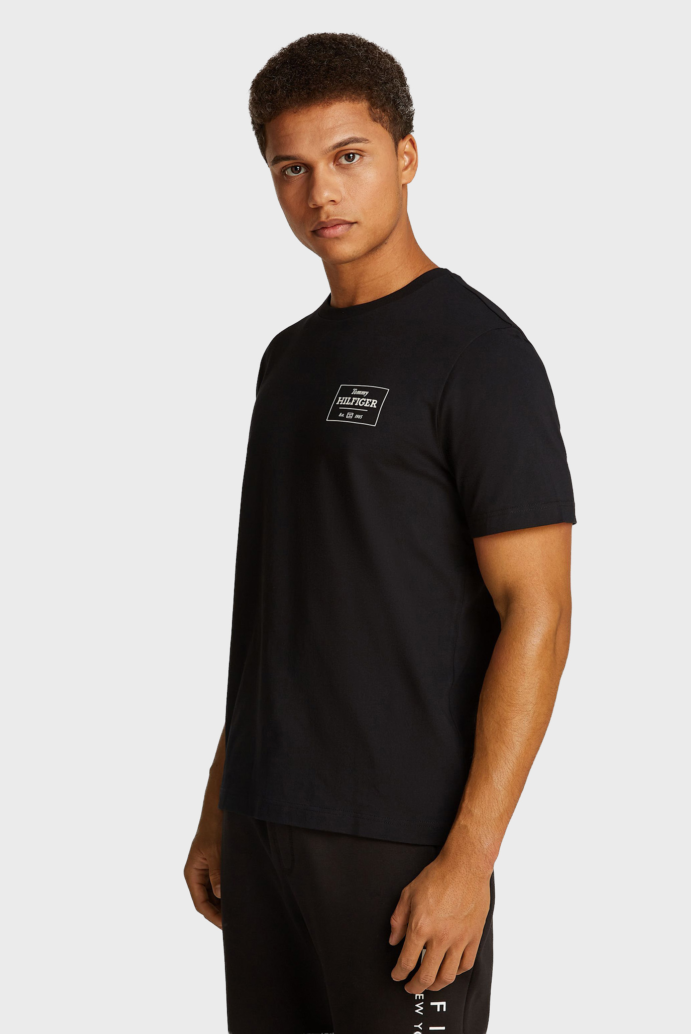 Мужская черная футболка MONOTYPE PRINTED LABEL TEE Черный S Tommy Hilfiger MW0MW37454 Мужская черная футболка MONOTYPE PRINTED LABEL TEE Черный S Tommy Hilfiger MW0MW37454