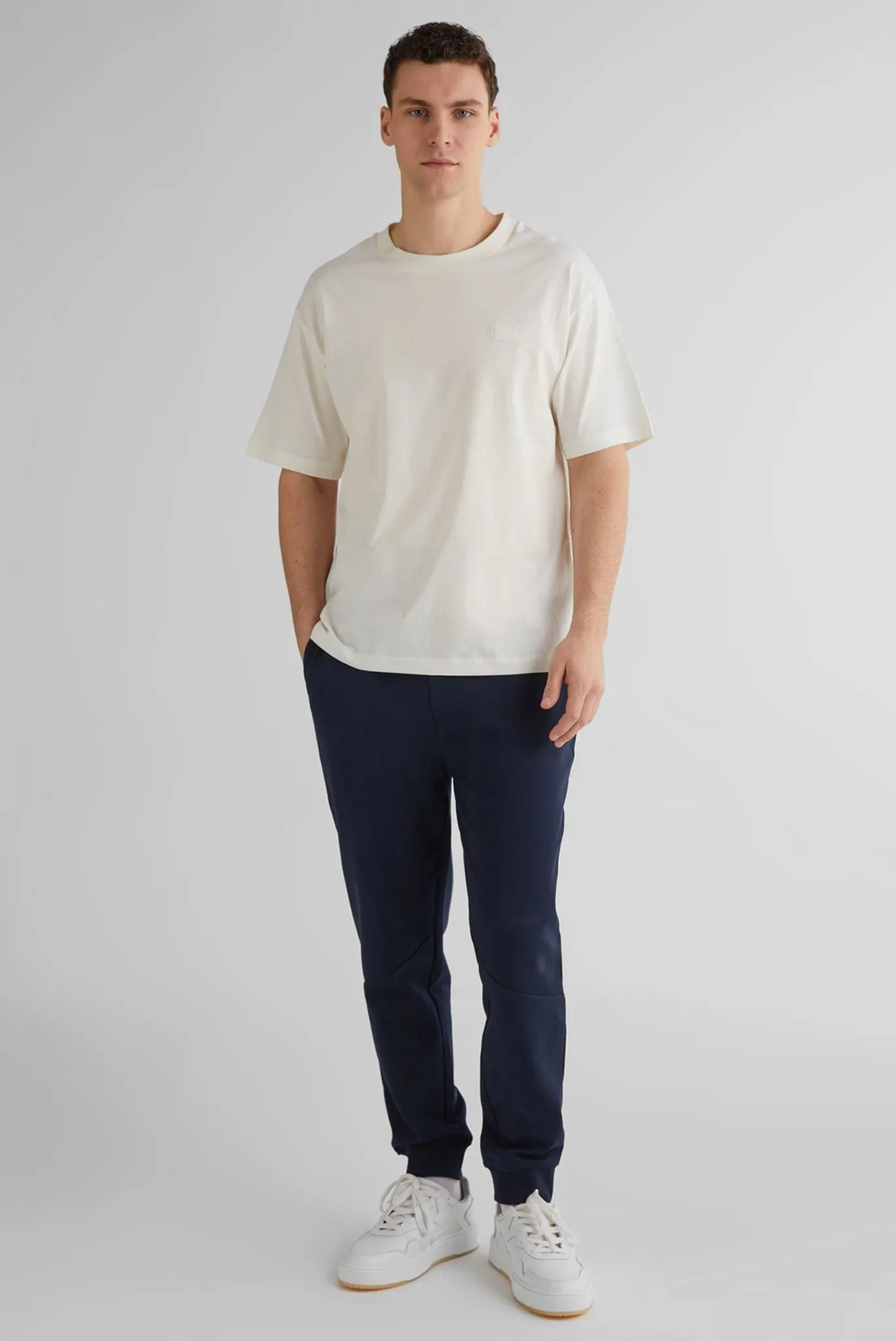 Мужская белая футболка LOGO BADGE 2