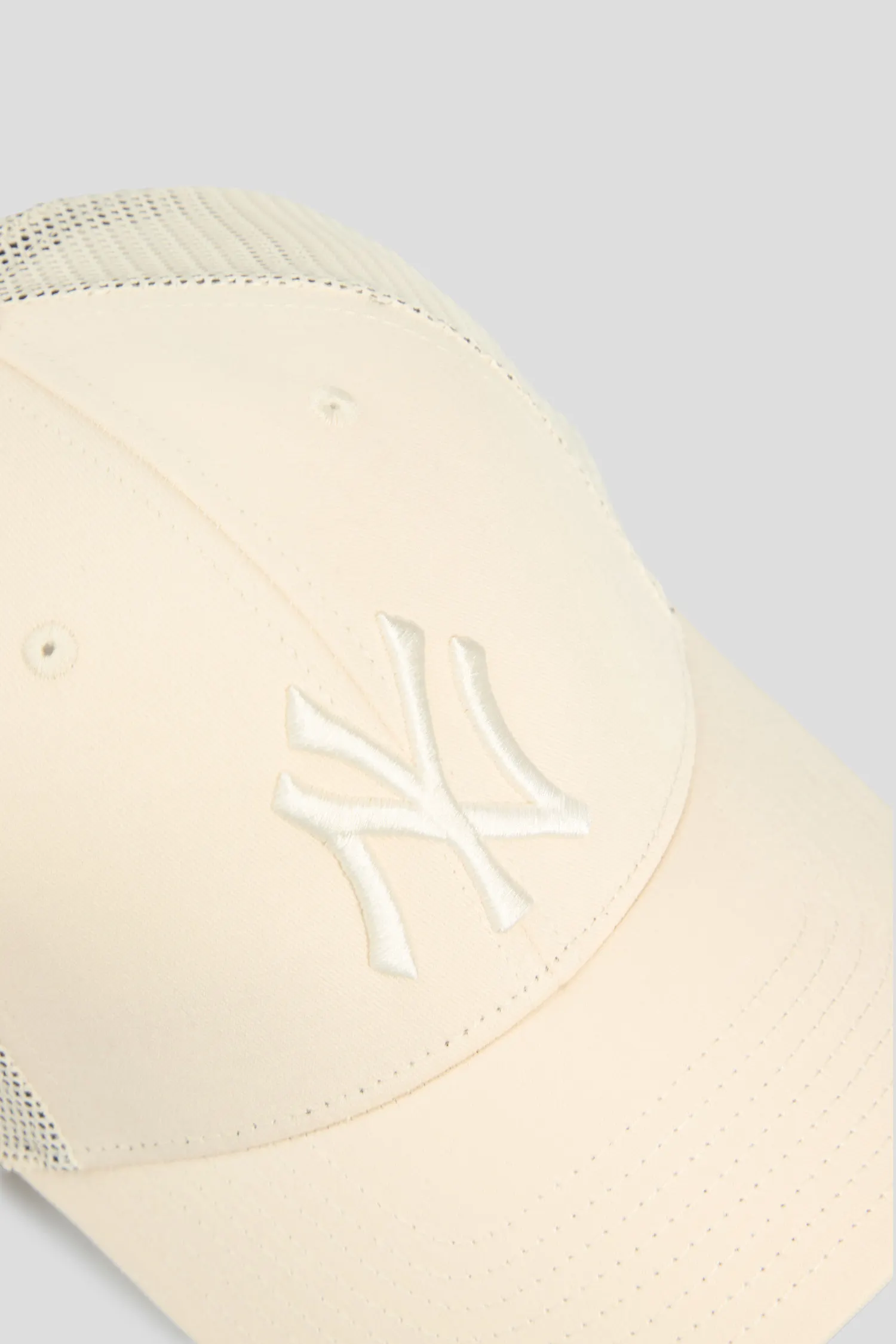 Біла кепка 4