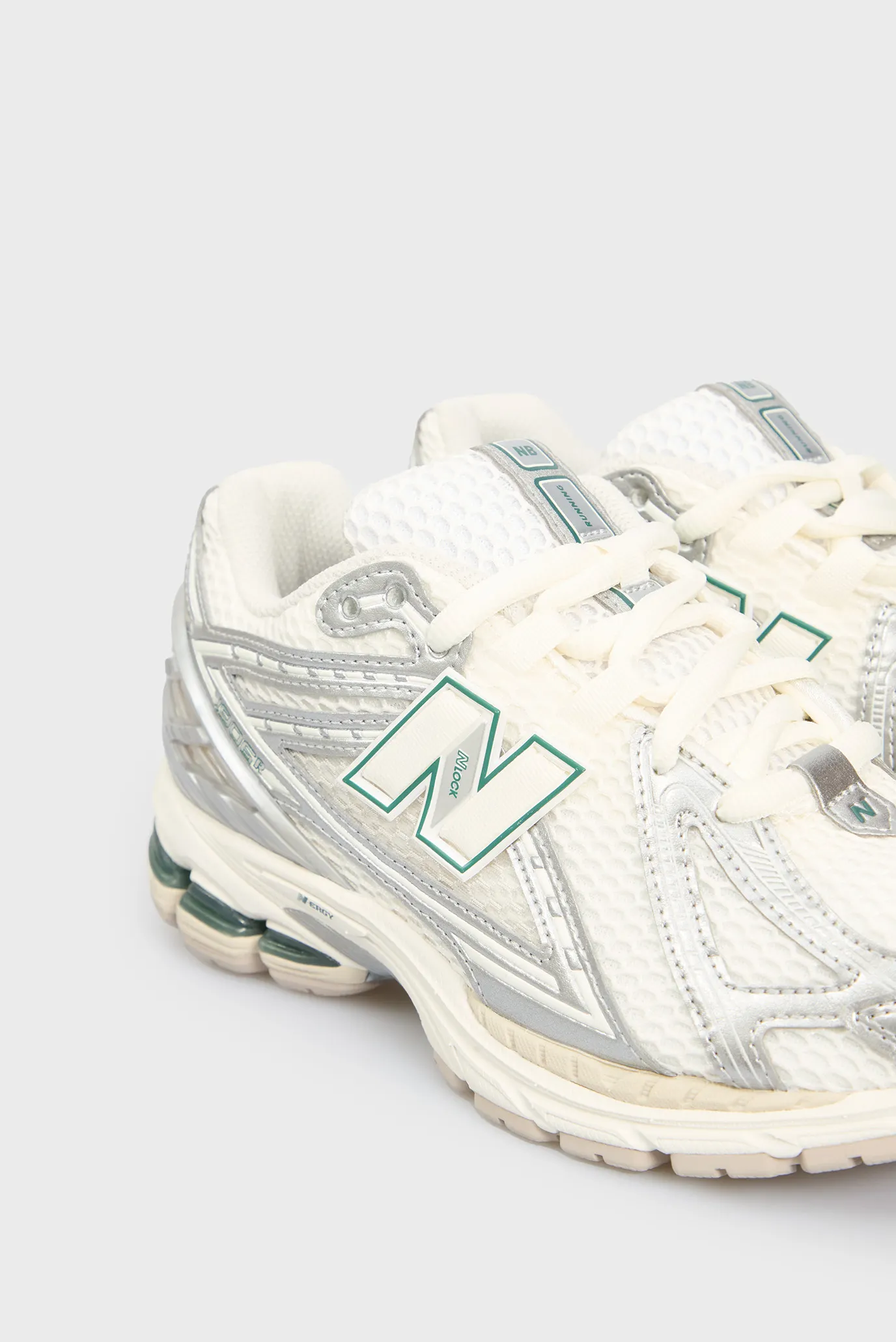 Сріблясті кросівки 1906R 2