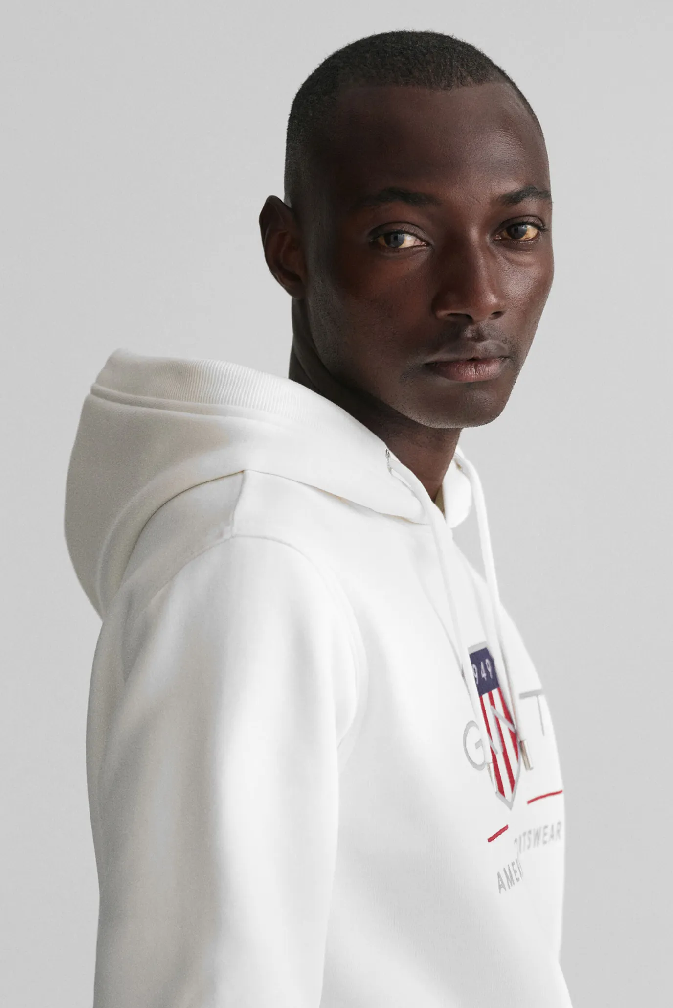 WACHIFIELD スタジャン M 40th Anniversary Мужское белое худи REG ARCHIVE SHIELD Gant 2047082 — MD-Fashion