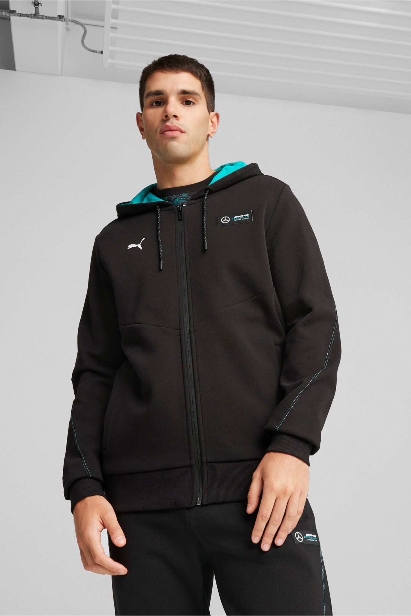 Чоловіче чорне худі Mercedes-AMG PETRONAS Men’s Motorsport Hooded Sweatshirt 1