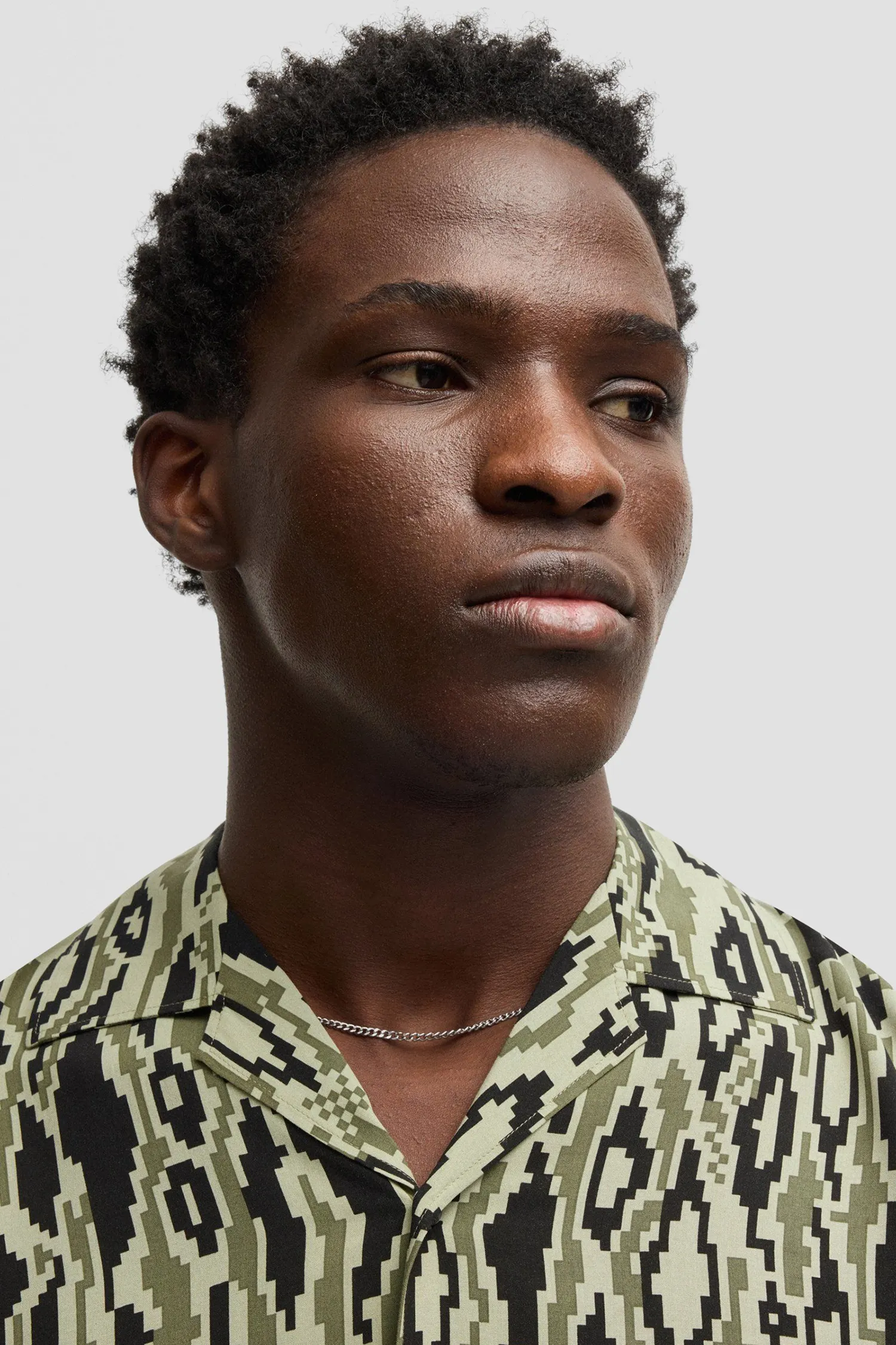 Мужская оливковая рубашка с узором 5