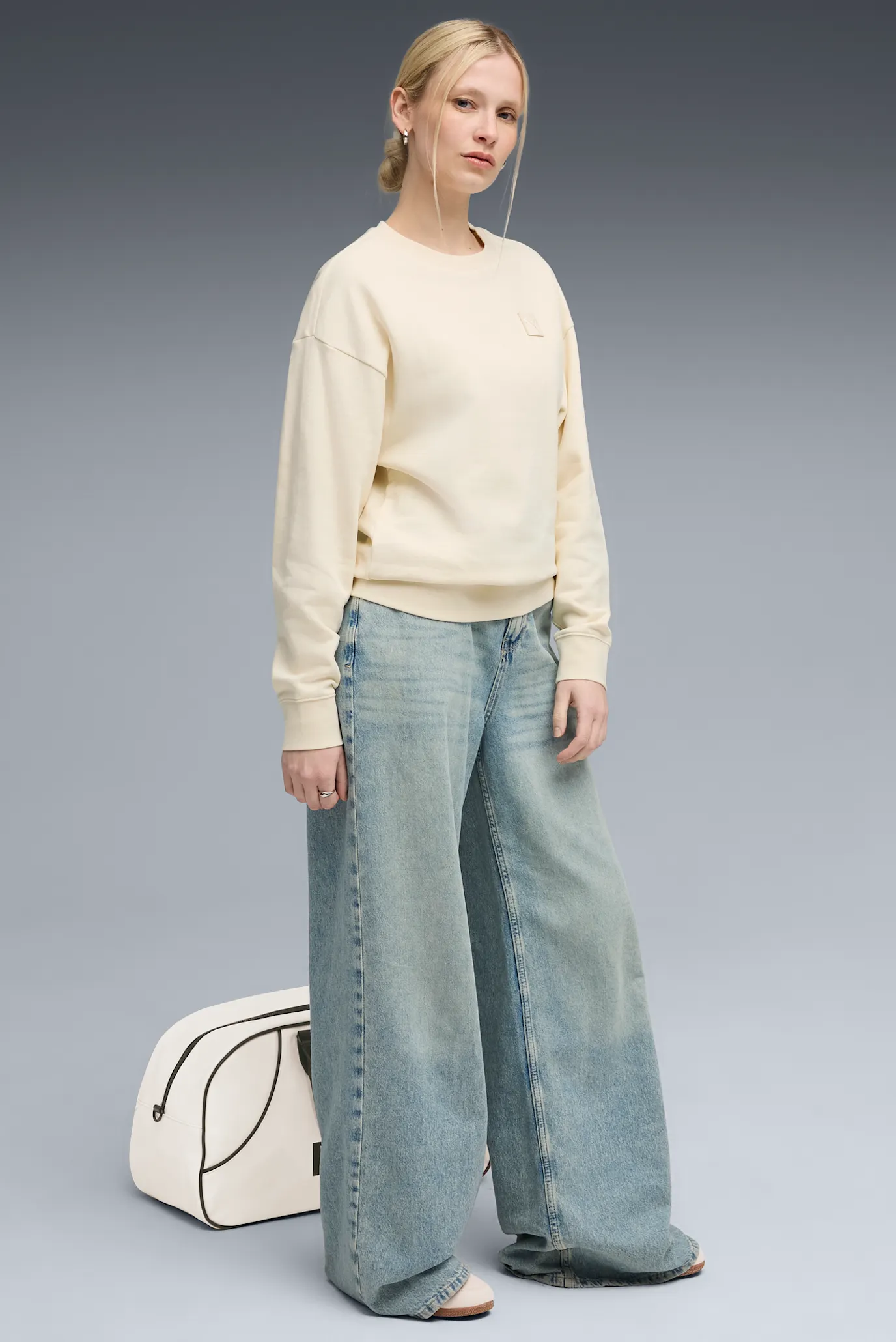 Женский белый свитшот Essentials Elevated Comfort Crew Sweatshirt Women 2