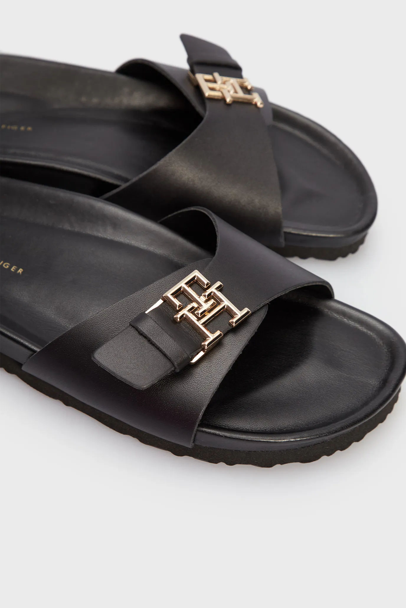 Жіночі чорні шкіряні слайдери 2