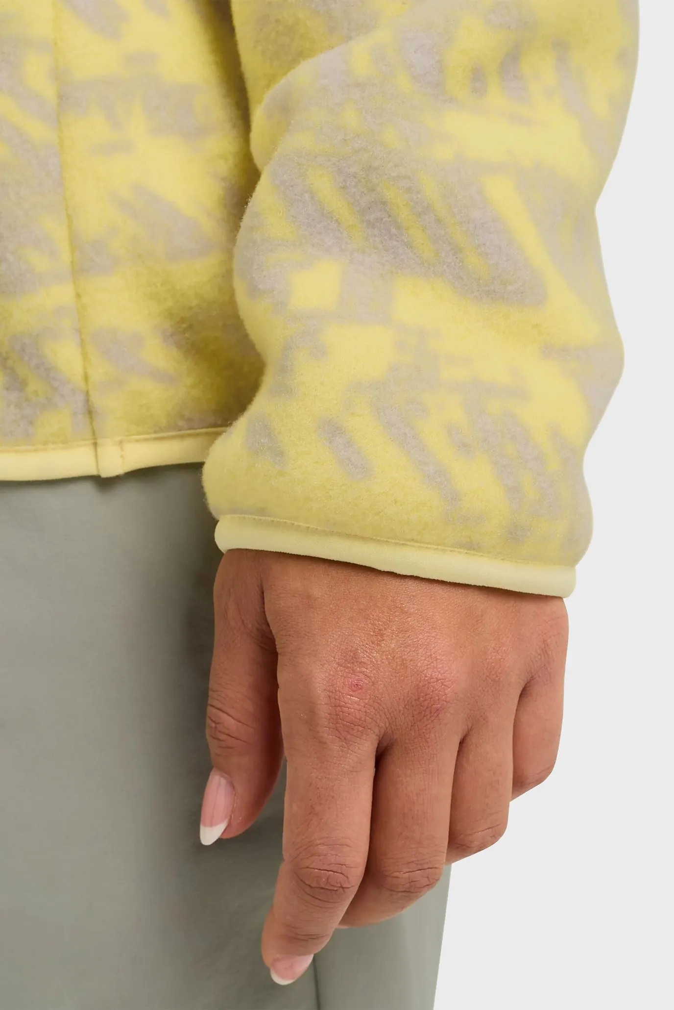 Женская желтая спортивная кофта с узором 5