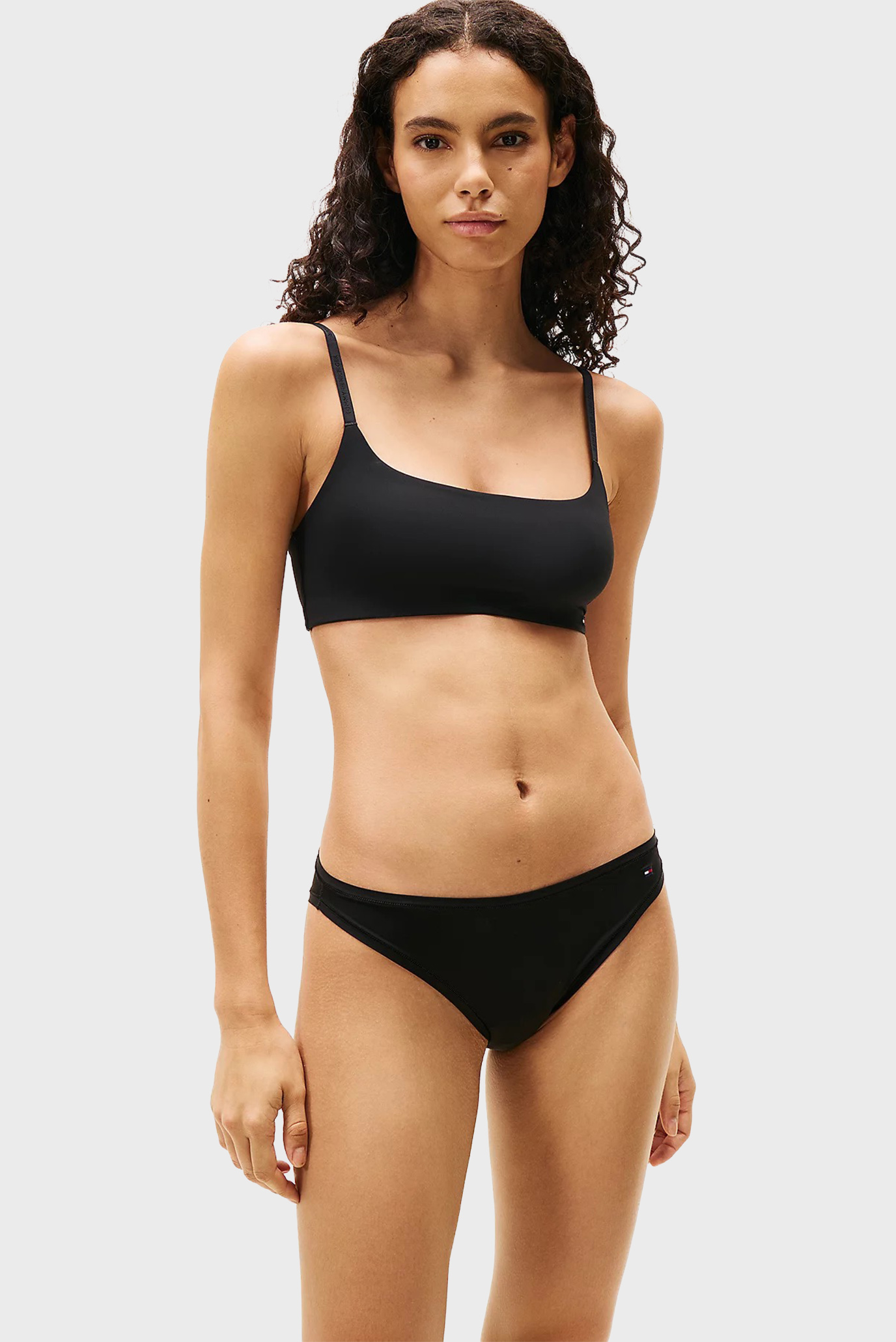 Женский черный топ SCOOP NECK BRALETTE Черный S Tommy Hilfiger UW0UW06223 Женский черный топ SCOOP NECK BRALETTE Черный S Tommy Hilfiger UW0UW06223