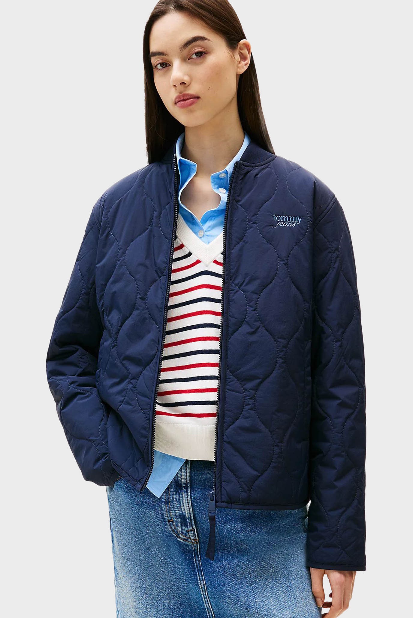 Женский темно-синий бомбер REG ONION QUILT Синий XS Tommy Jeans DW0DW20962 Женский темно-синий бомбер REG ONION QUILT Синий XS Tommy Jeans DW0DW20962