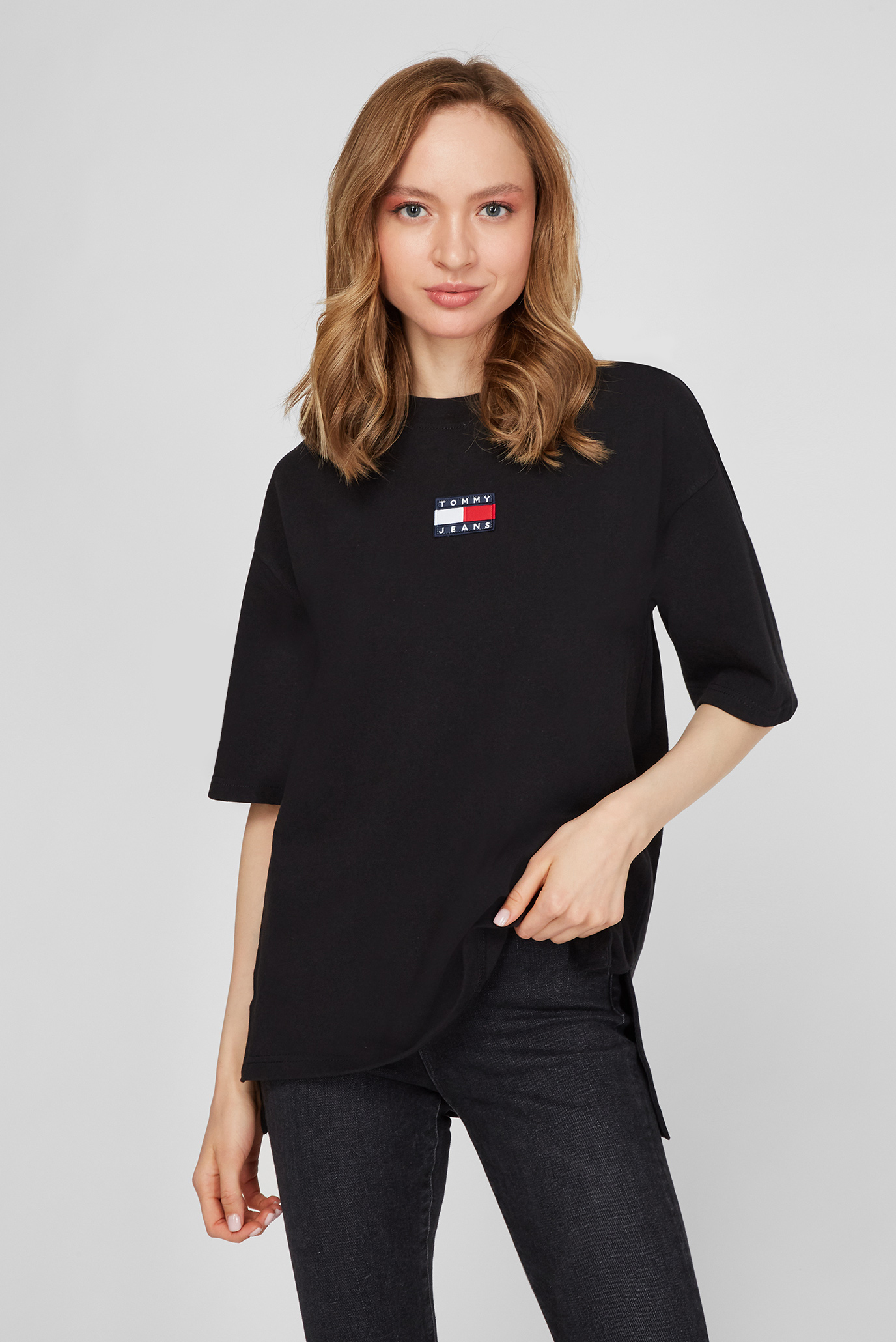 Женская черная футболка TJW OVERSIZED BADGE SLIT 1