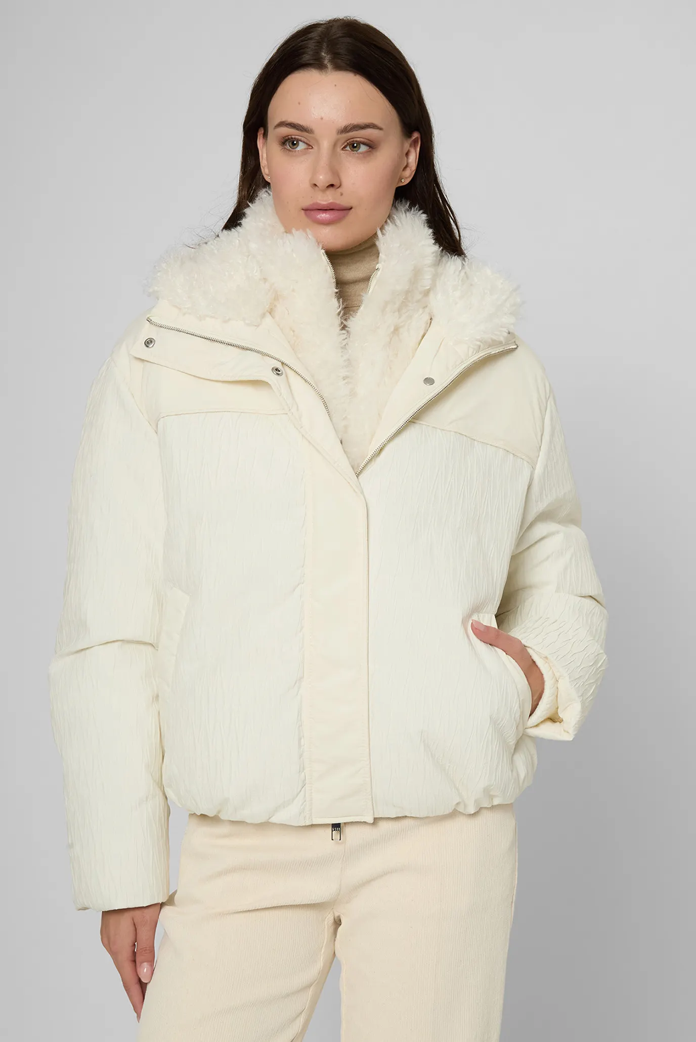 Жіноча біла куртка 1