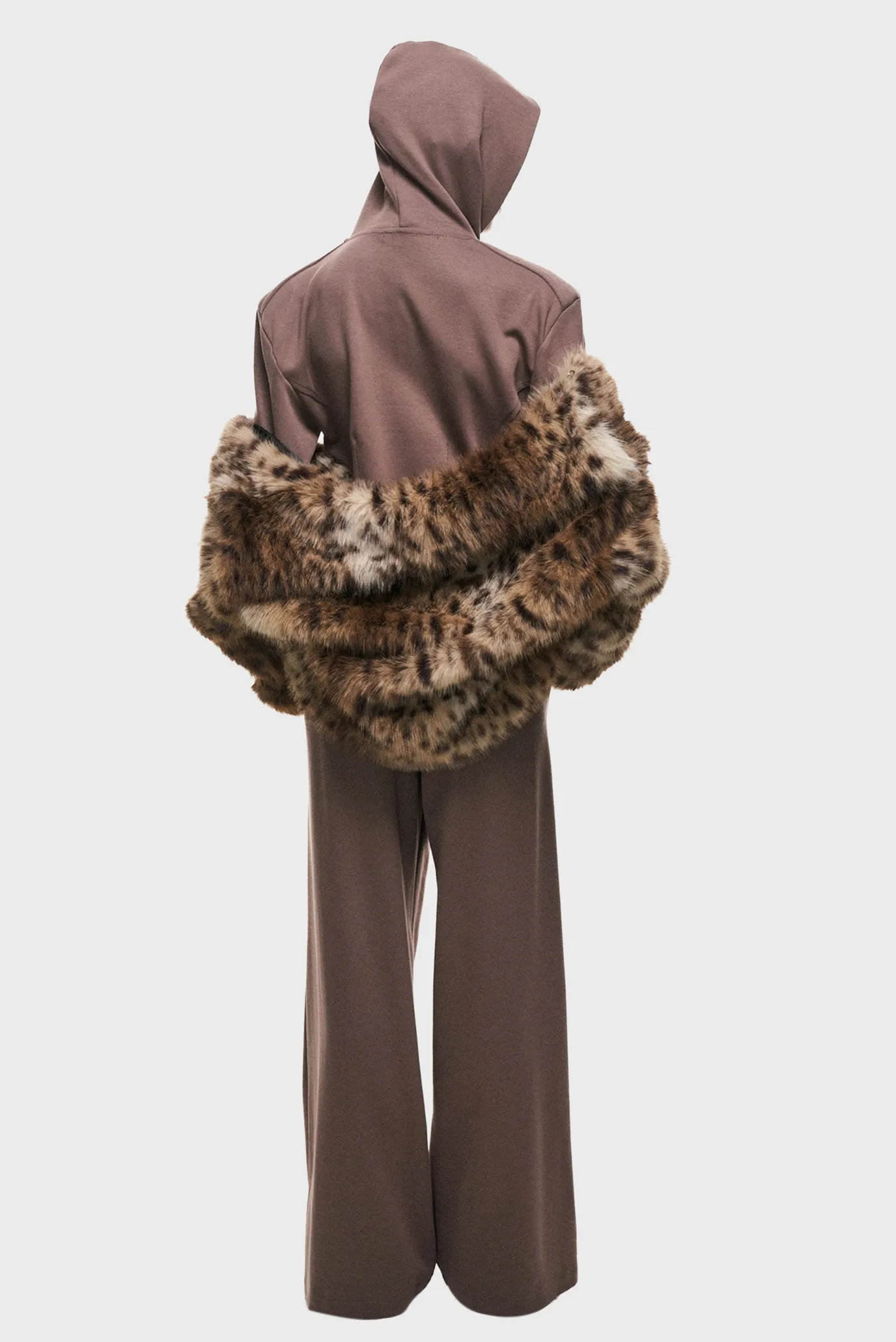 Жіноча бежева шуба з візерунком 2