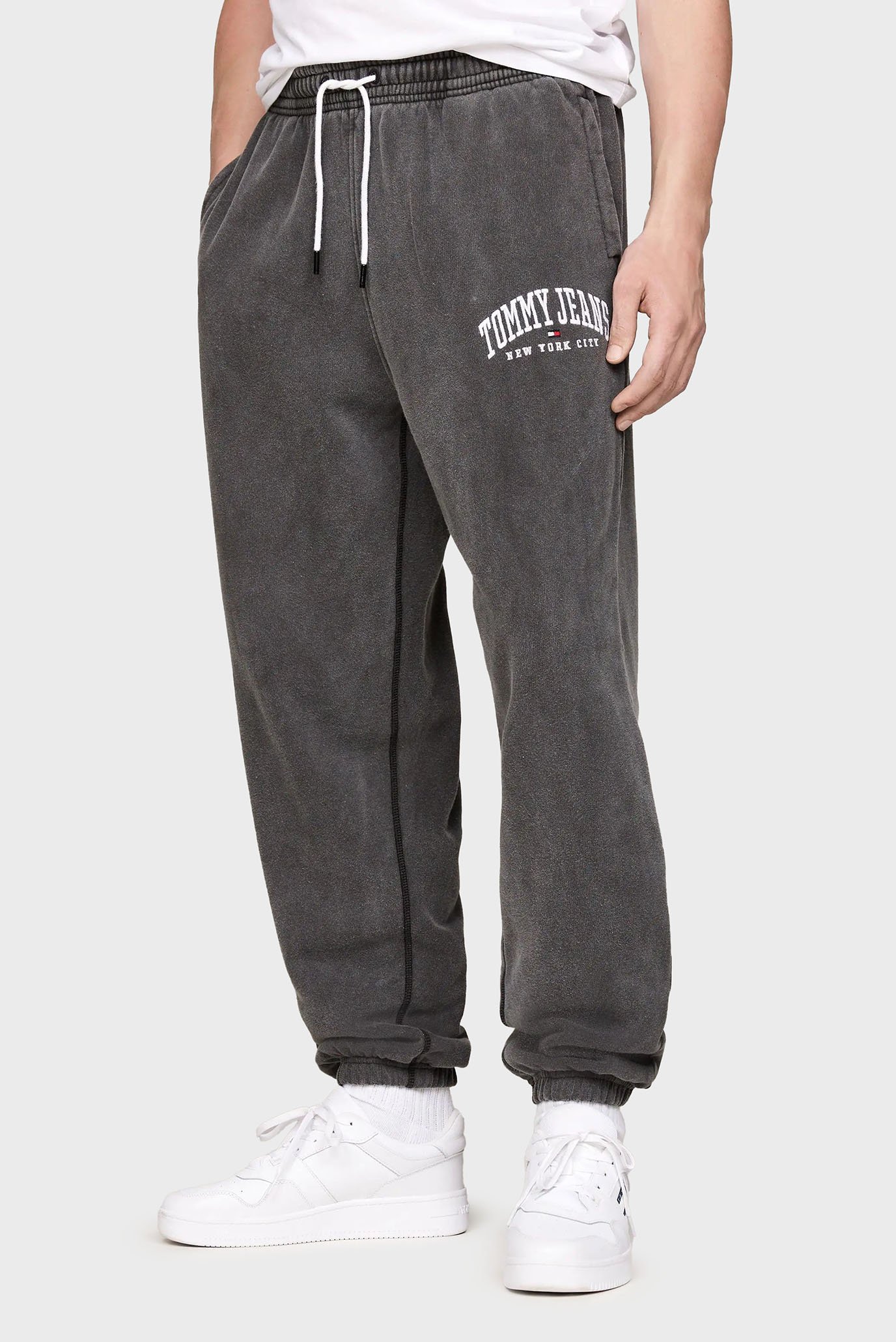 Чоловічі темно-сірі спортивні штани TJM RLX VARSITY SWEATPANTS 1