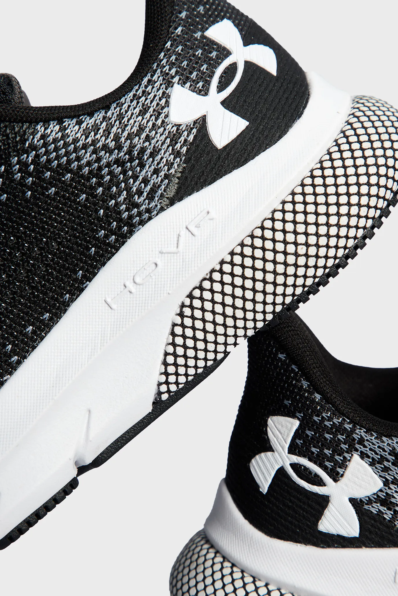 Жіночі чорні кросівки UA W HOVR Turbulence 2 2