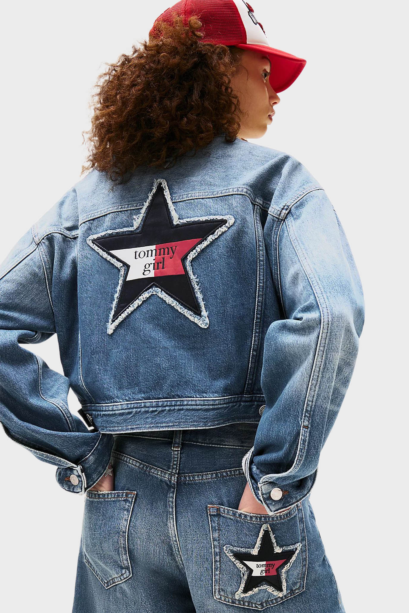Женская синяя джинсовая куртка TOMMY GIRL OVSZ CRP TRUCKER Синий S Tommy Jeans DW0DW21433 Женская синяя джинсовая куртка TOMMY GIRL OVSZ CRP TRUCKER Синий S Tommy Jeans DW0DW21433
