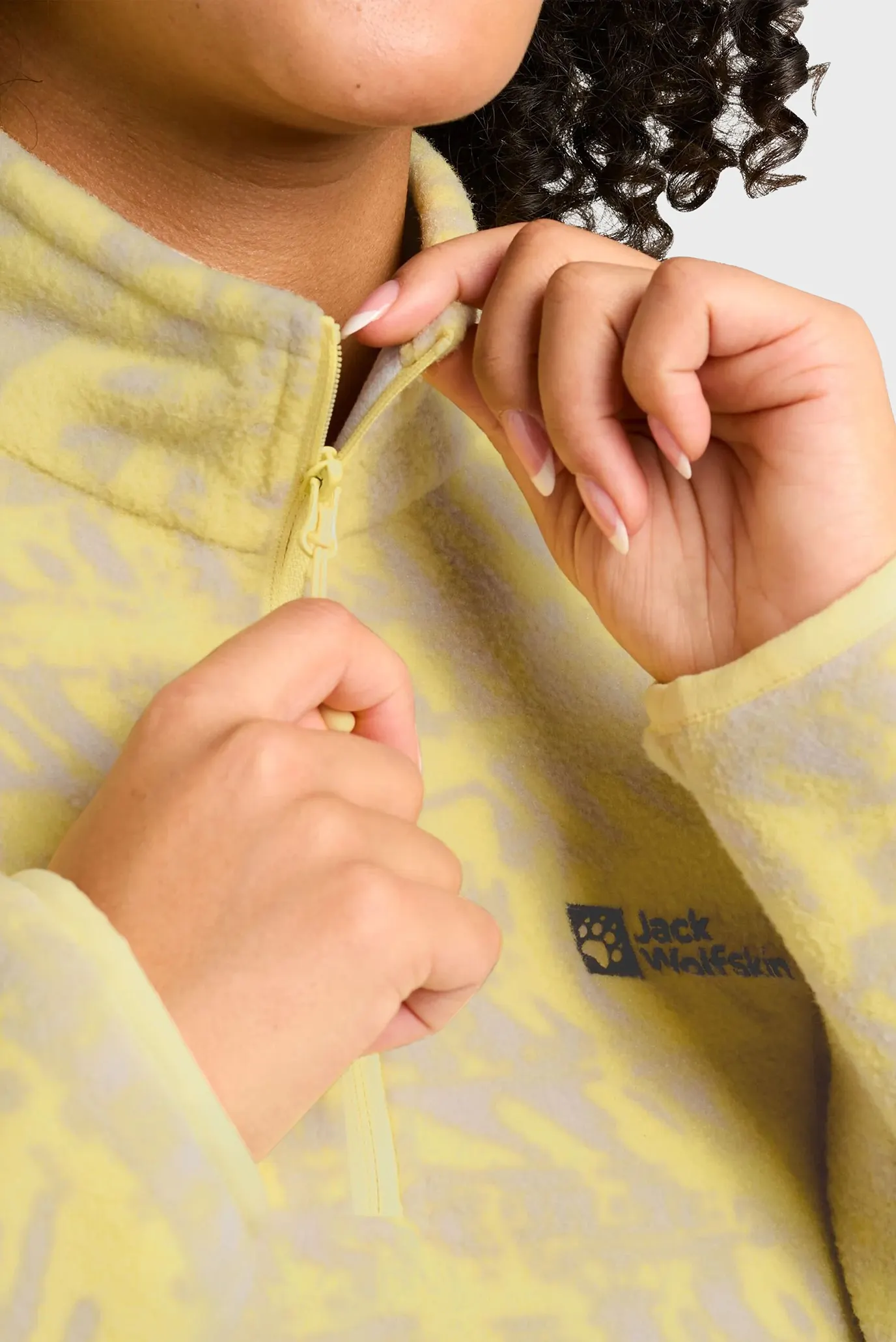 Женская желтая спортивная кофта с узором 4