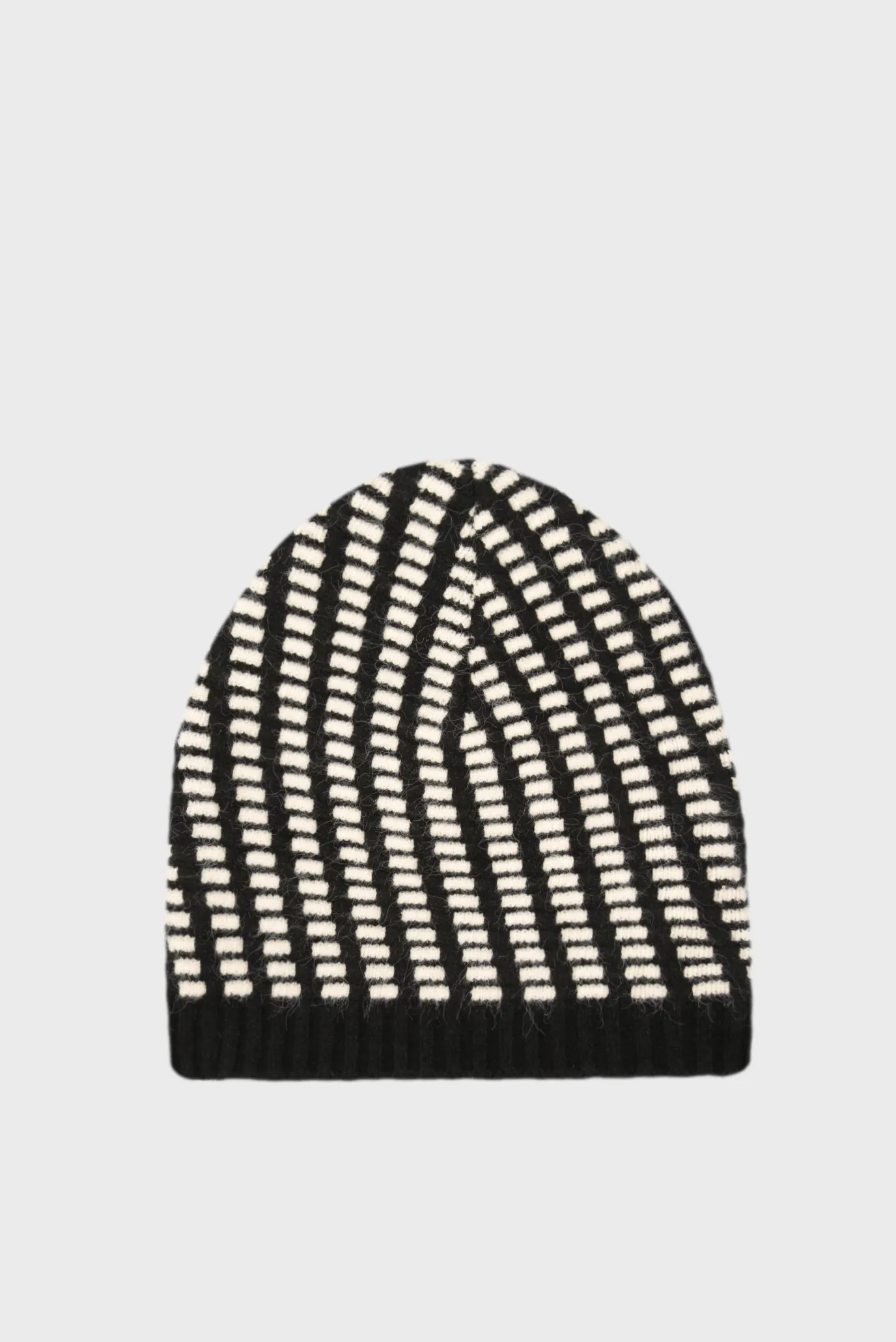 Жіноча шапка з візерунком 2