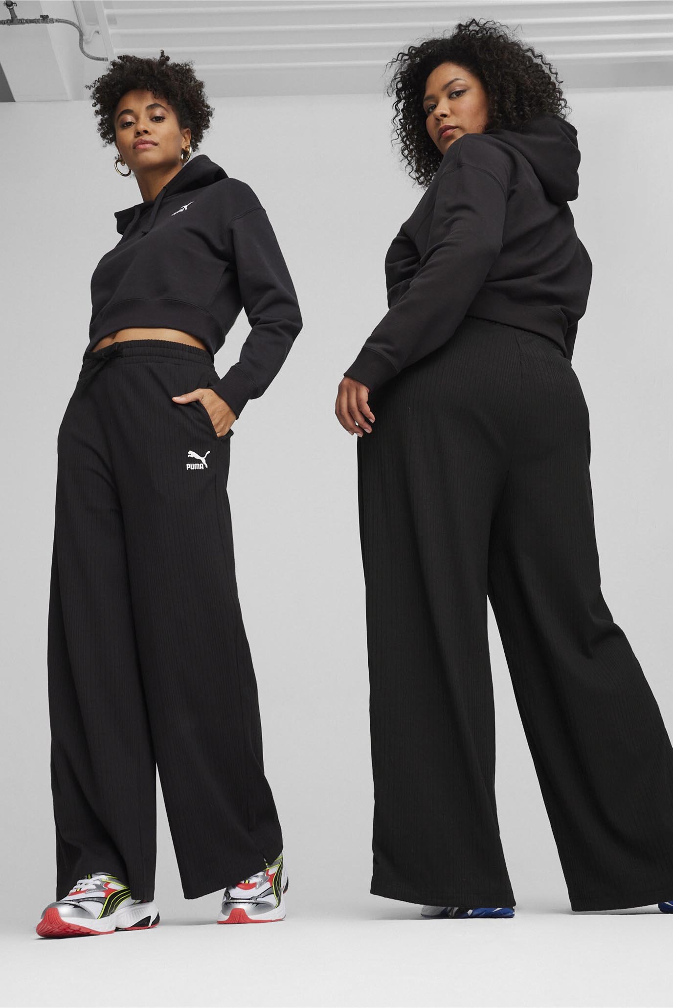 Жіночі чорні штани CLASSICS Women's Ribbed Relaxed Sweatpant 1