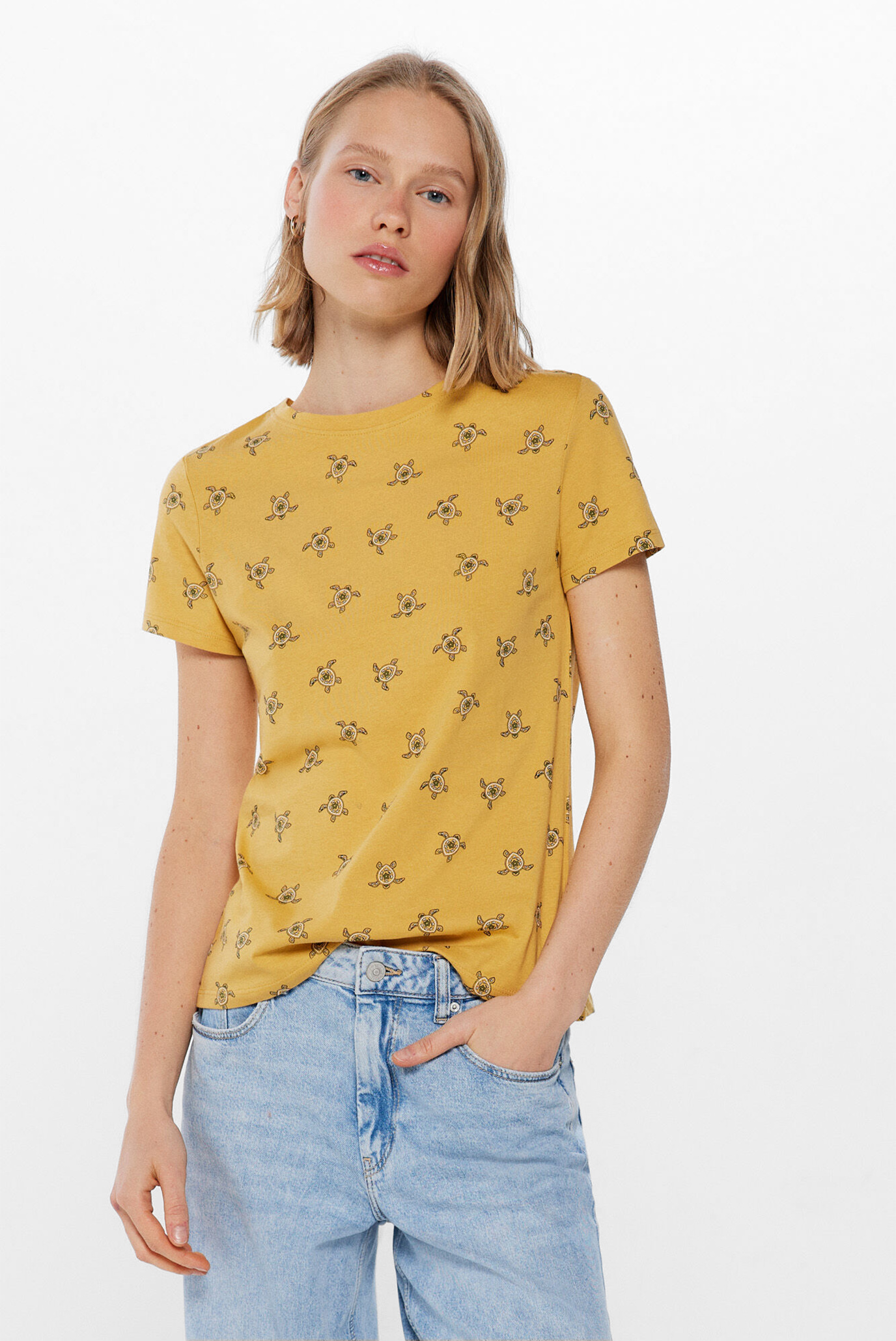 Женская желтая футболка с узором 1