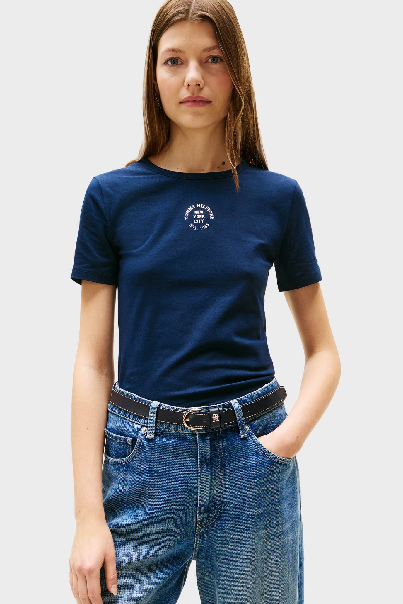 Женская темно-синяя футболка STAMP LOGO SLIM C-NK SS Синий M Tommy Hilfiger WW0WW45809 Женская темно-синяя футболка STAMP LOGO SLIM C-NK SS Синий M Tommy Hilfiger WW0WW45809