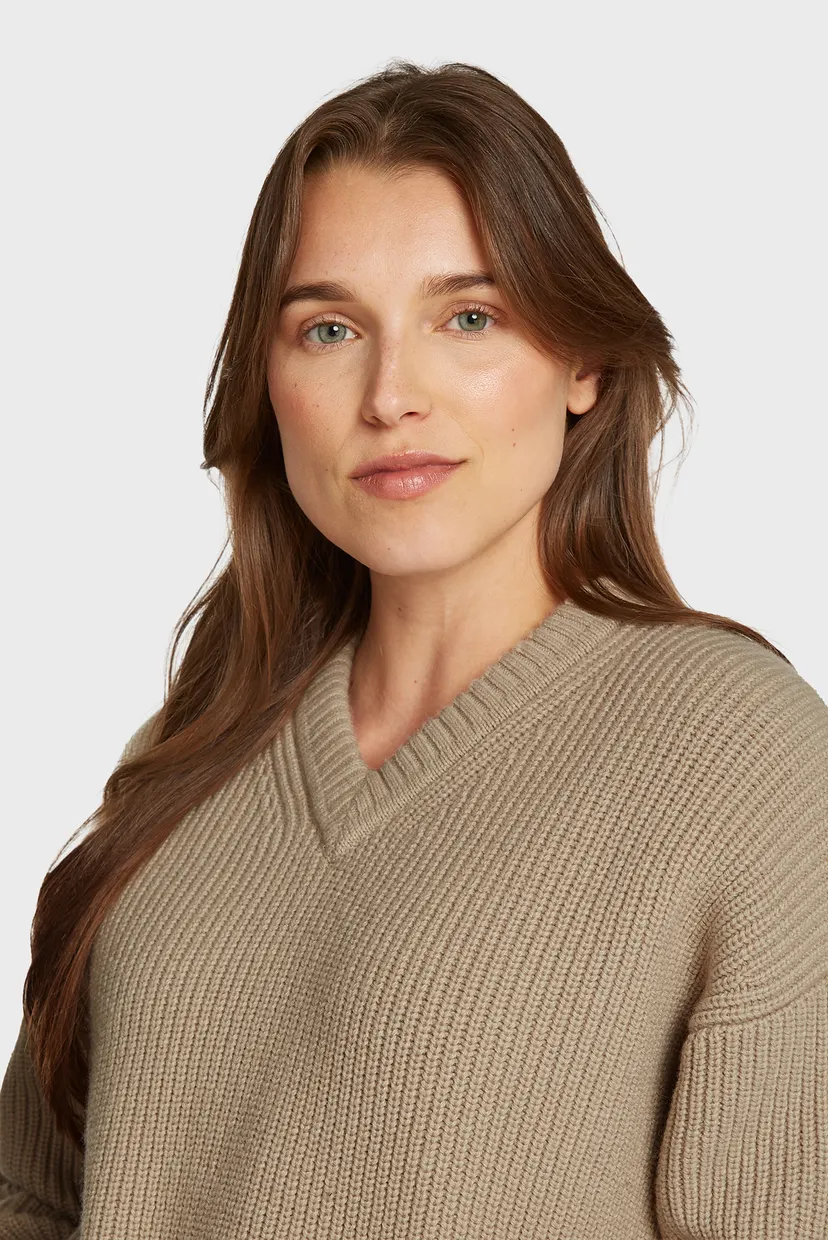 Женский бежевый шерстяной пуловер CHUNKY V-NECK SWEATER 3