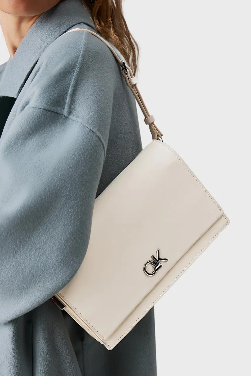 Жіноча біла сумка CK ELONGATED SHOULDER BAG 7