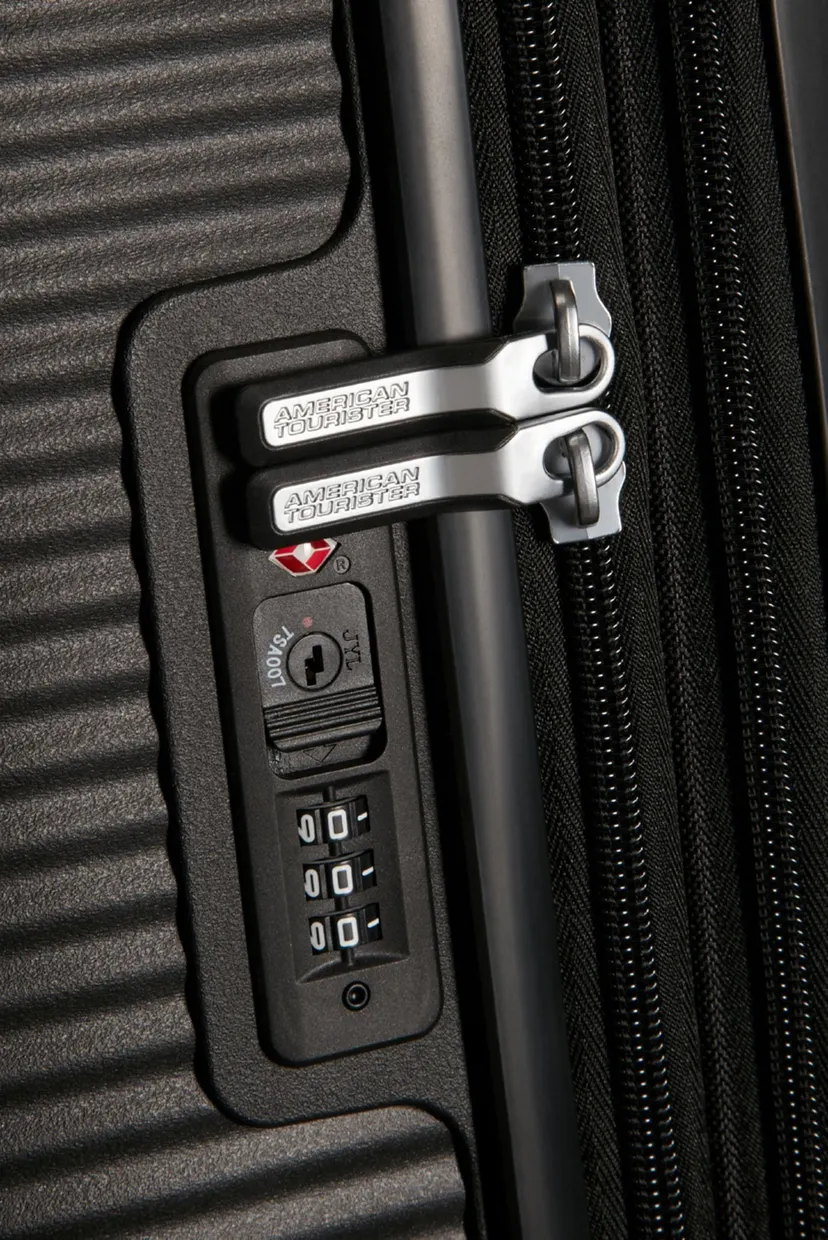 Черный чемодан 55 см SOUNDBOX BLACK 6