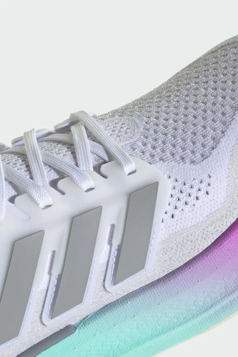 Жіночі білі кросівки Ultraboost 5 8