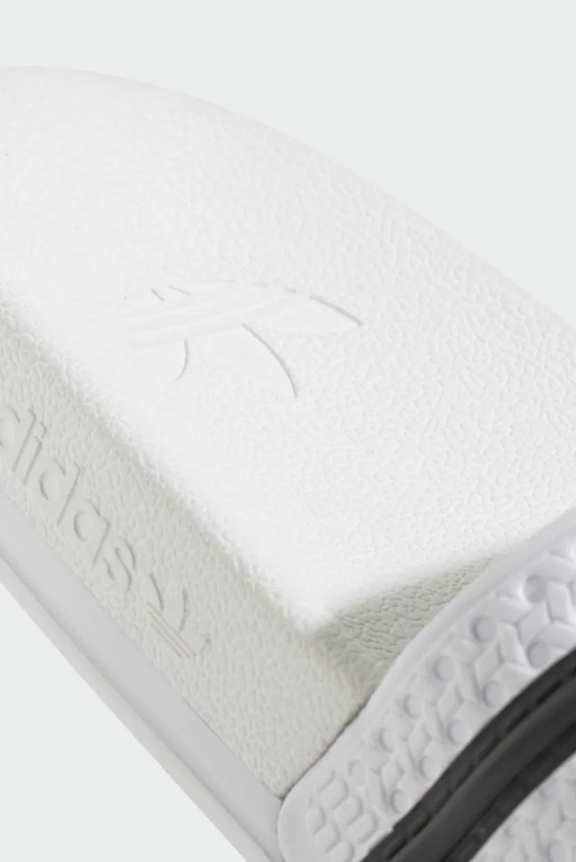 Белые слайдеры ADILETTE OG CF 9