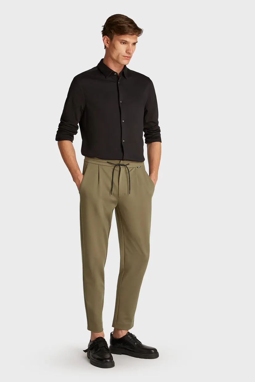 Мужские оливковые брюки COMFORT KNIT TAPERED PLEAT 4
