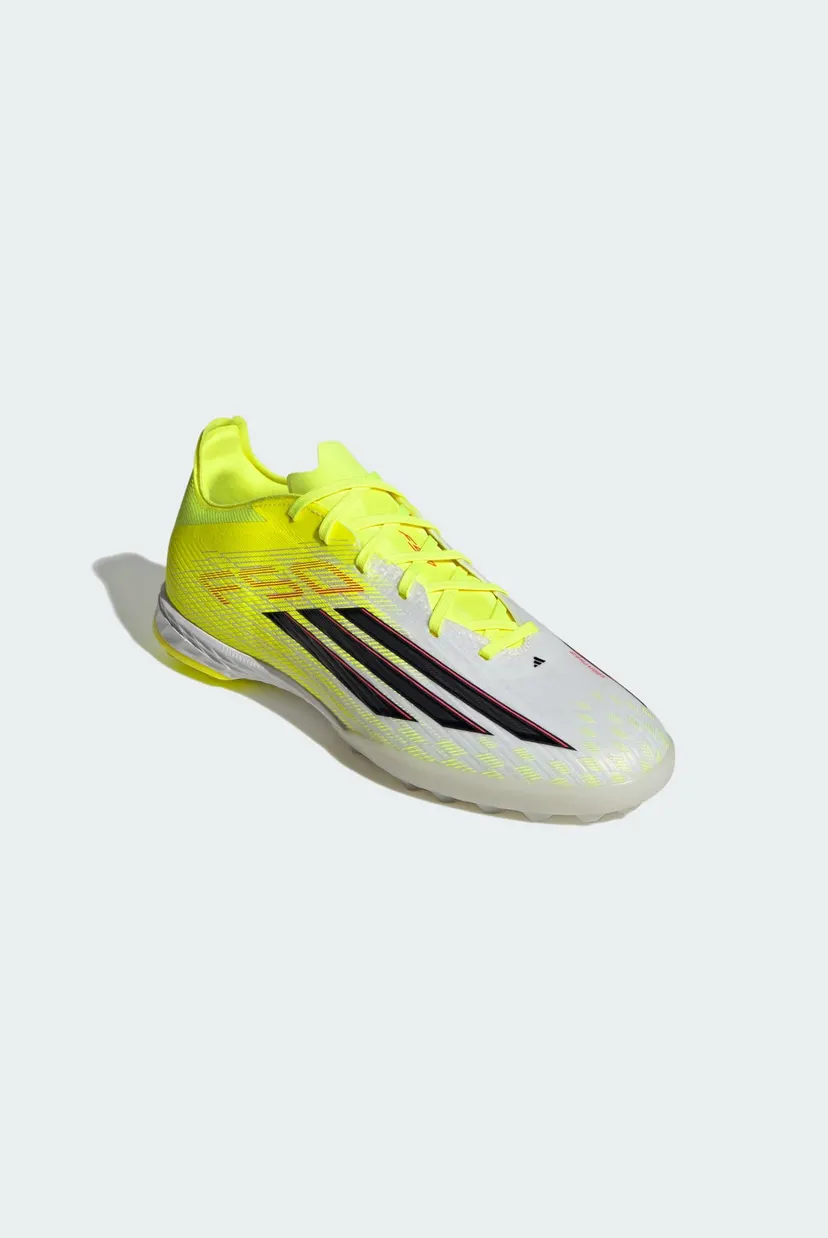 Жовті сороконіжки F50 PRO Turf 4