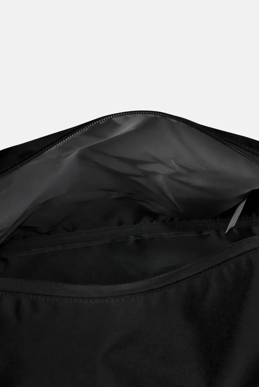 Черная спортивная сумка  Essential Small Duffel 7